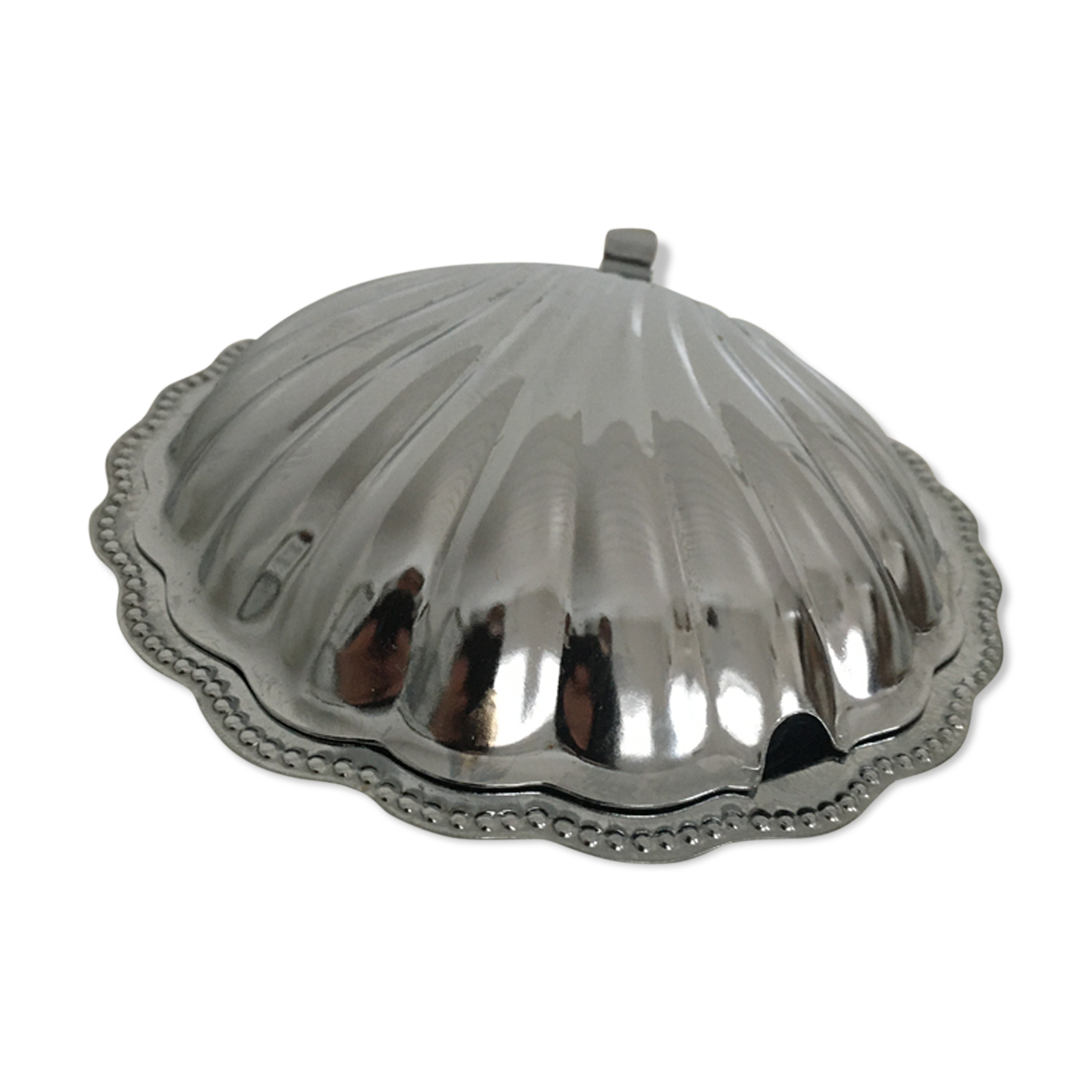 Empty chrome metal pockets shape scallops