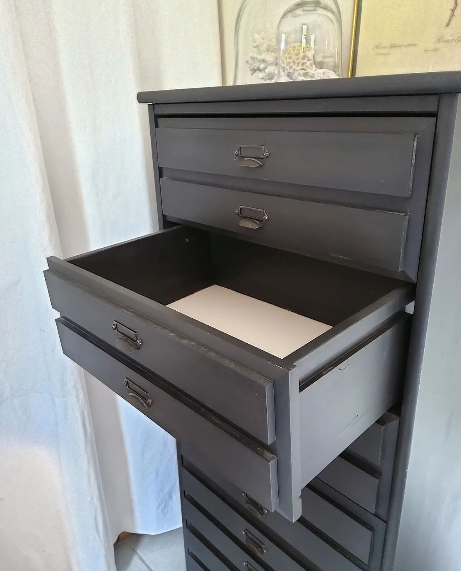 Drawer cabinet