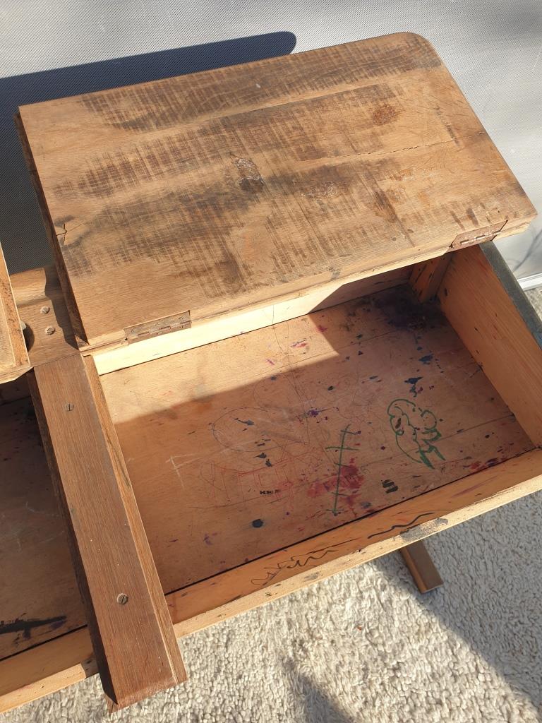 Bureau d'écolier pupitre double et son banc graffitis