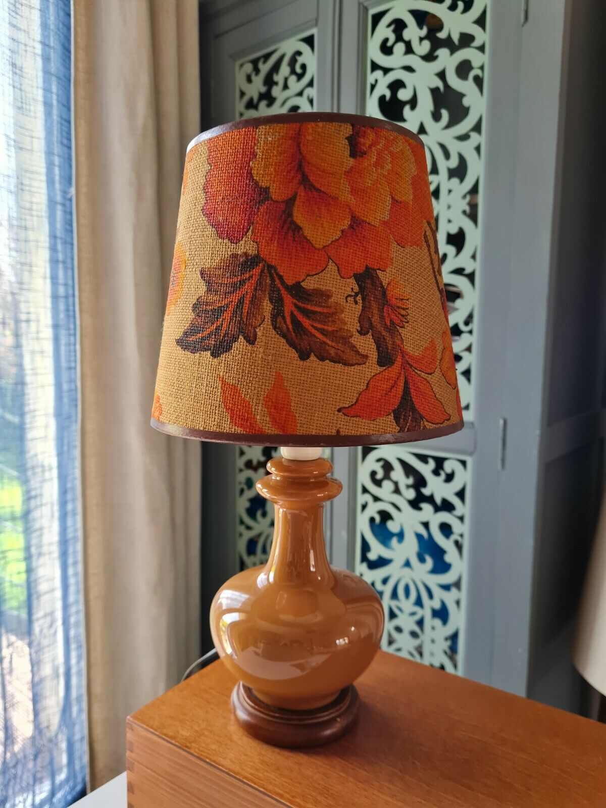 Lampe à poser vintage couleur caramel avec son abat-jour fleuri