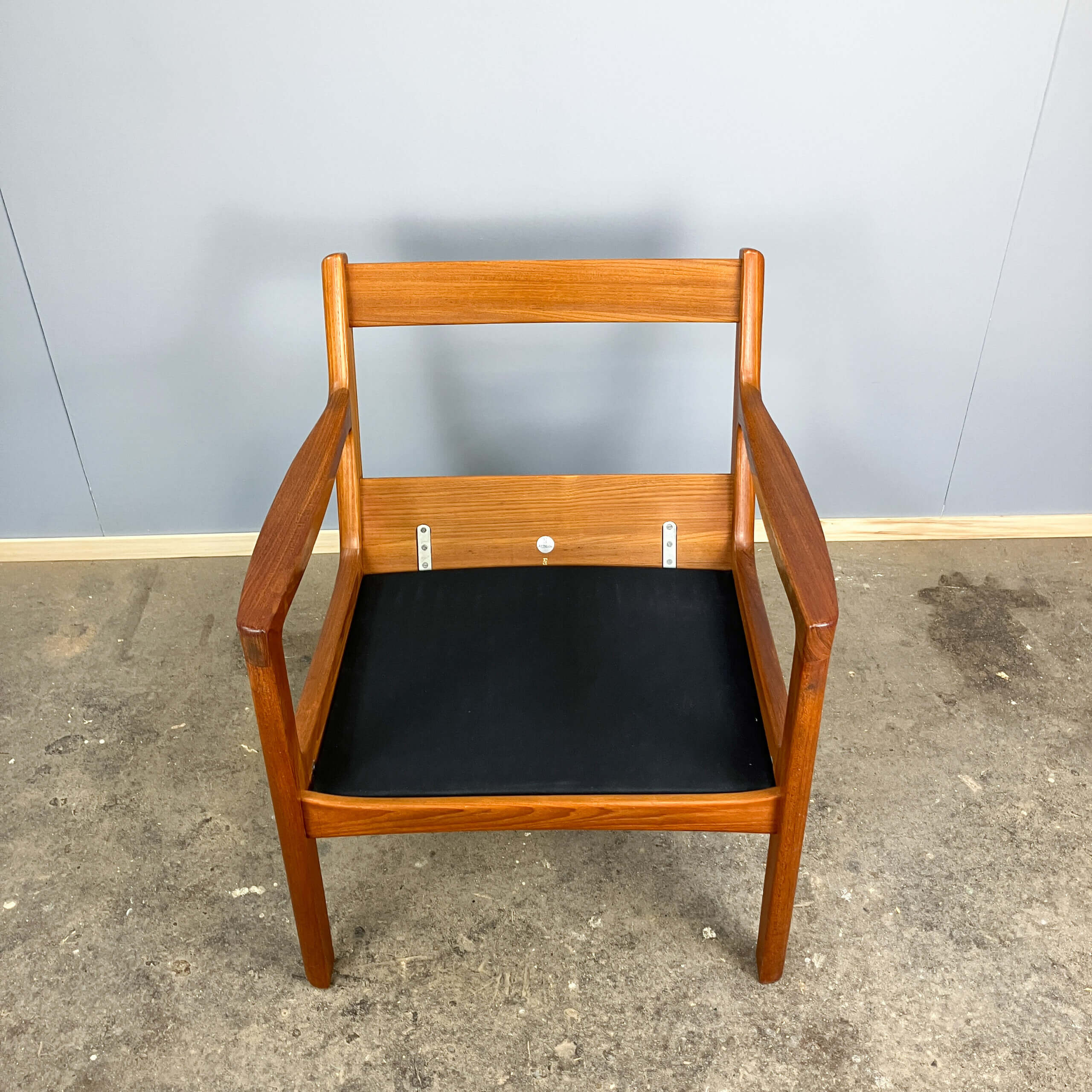 Fauteuil sénateur par Ole Wanscher pour France et Søn, teck et velours, années 1960.