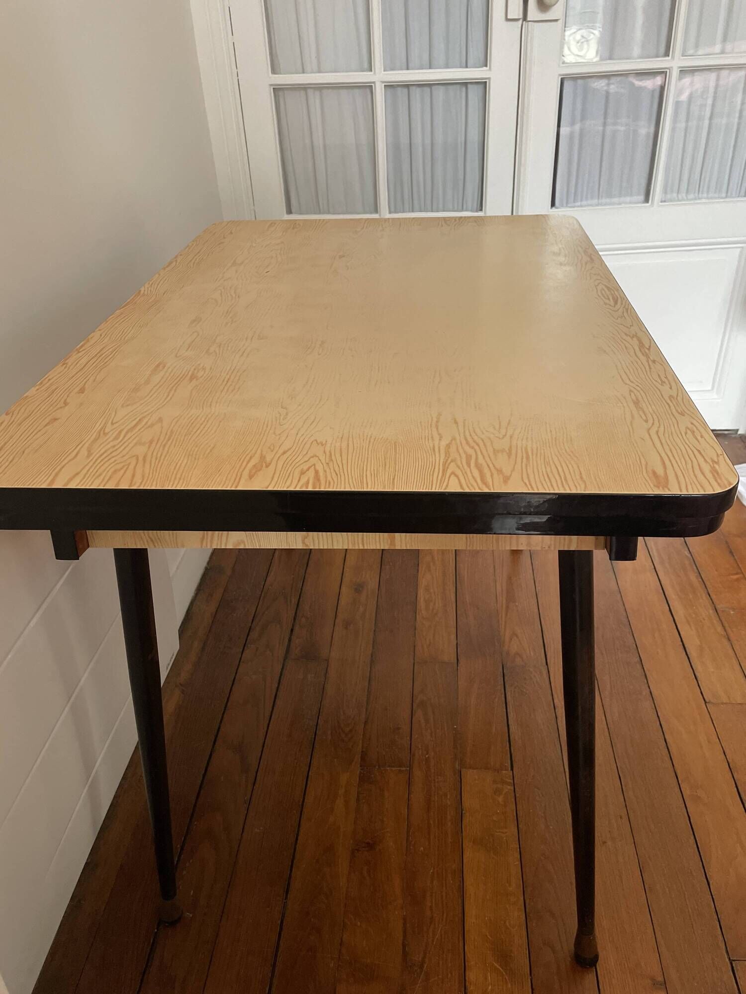 Table in Formica