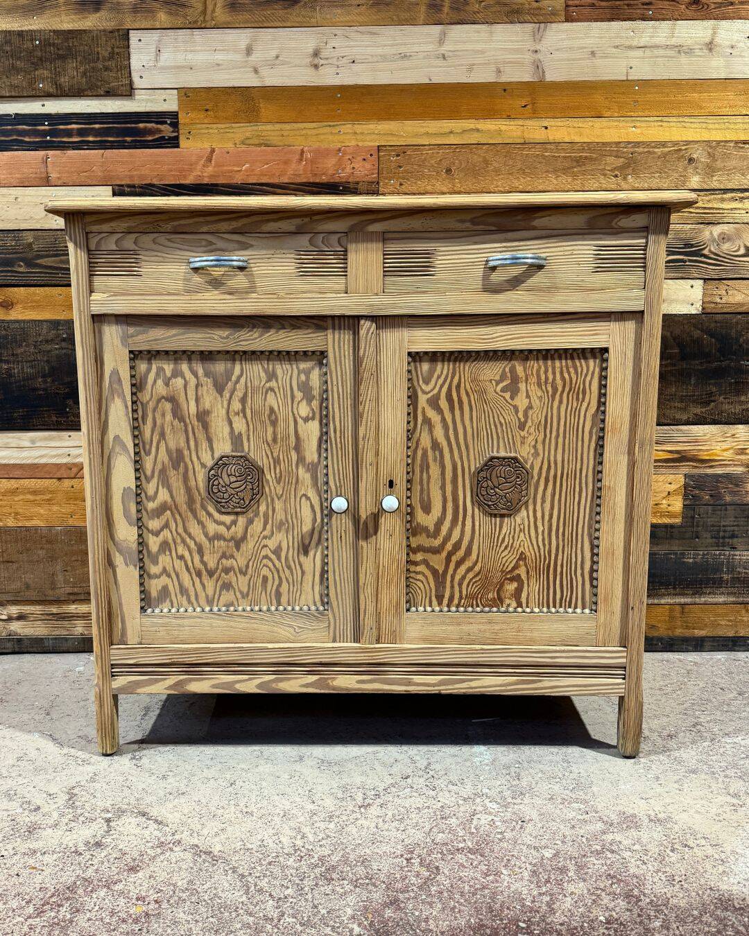 Petit buffet bas en pitchpin aérogommé