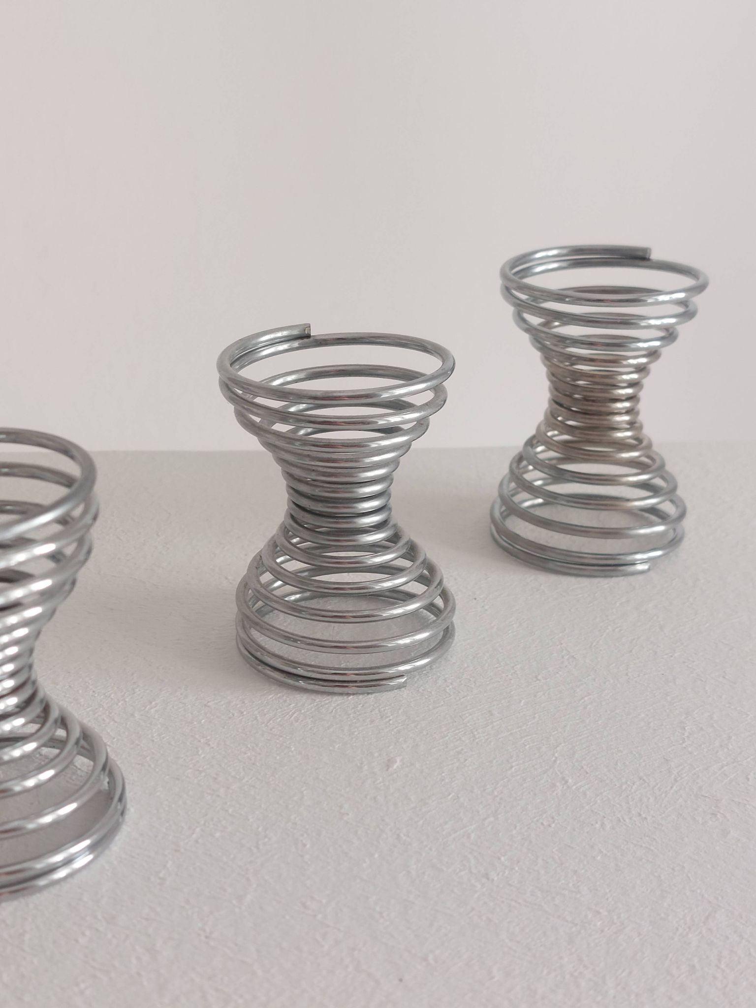Set of 5 vintage postmodern egg cups with spiral decoration in Memphis style.