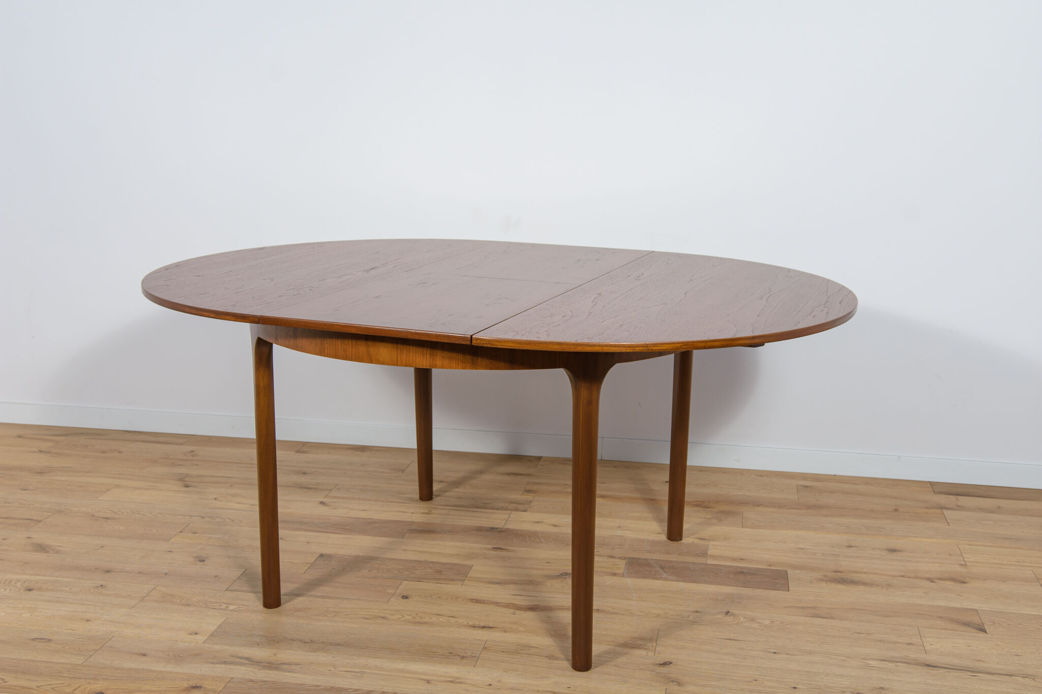 Mid Century Round Extendable Dining Table from McIntosh, 1960s