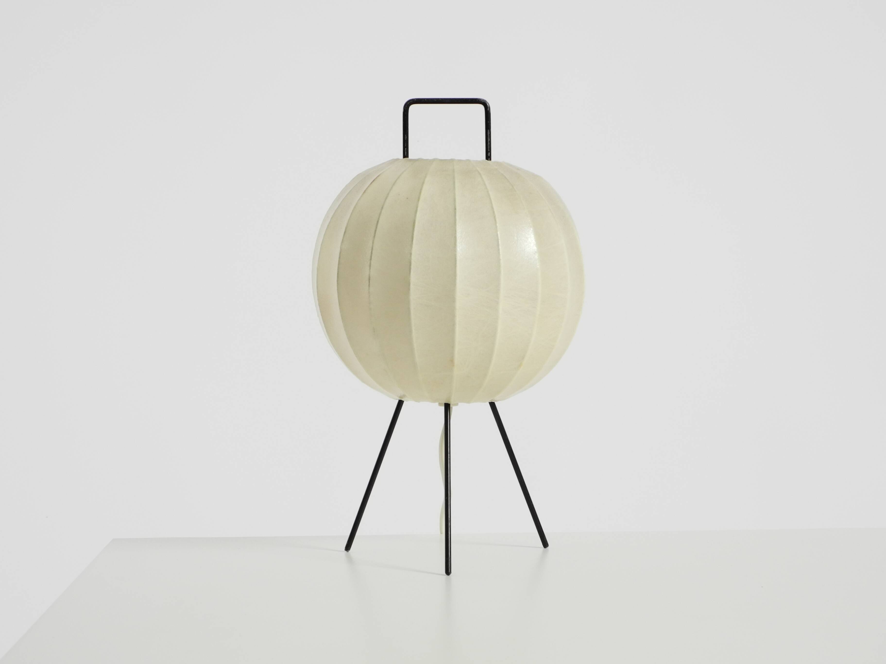 Very rare and beautiful Mid-Century Modern tripod Cocoon table lamp
