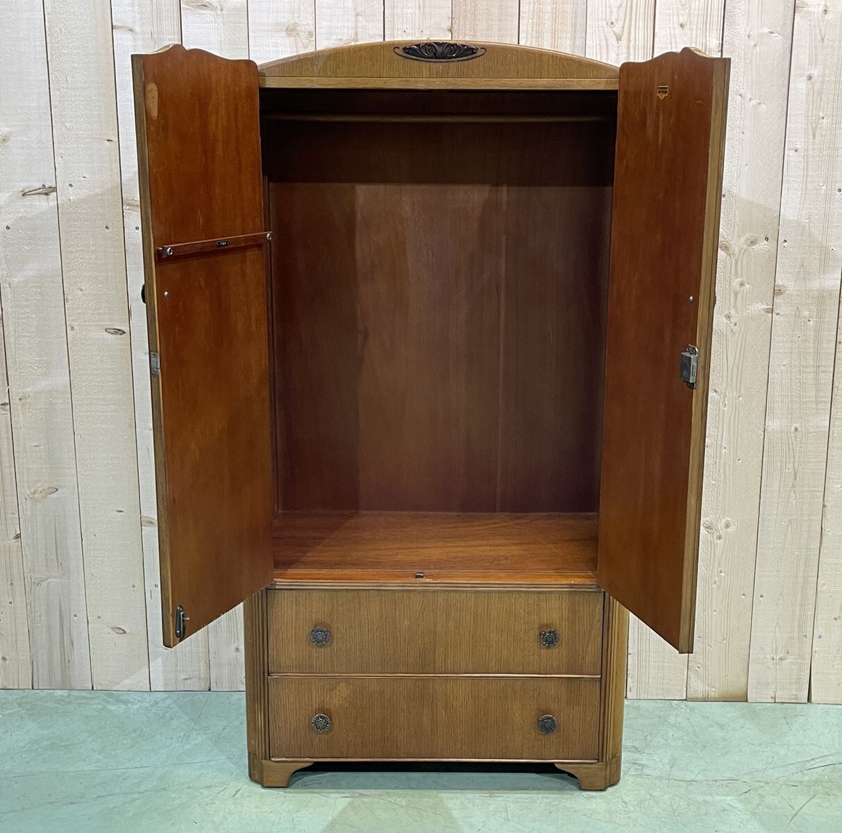English penderie of the 1950s in oak