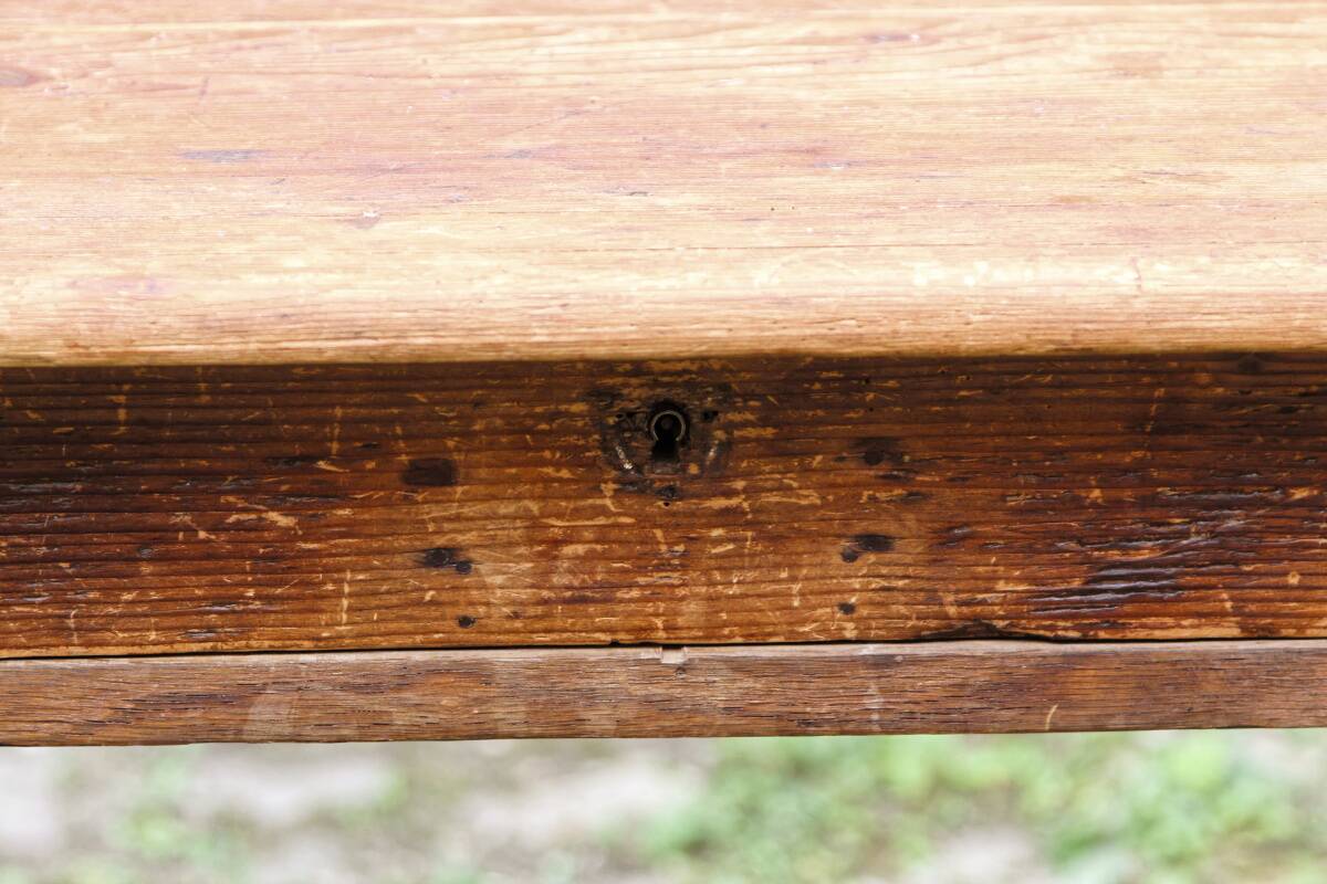 Table en bois massif, un tiroir, bois tourné
