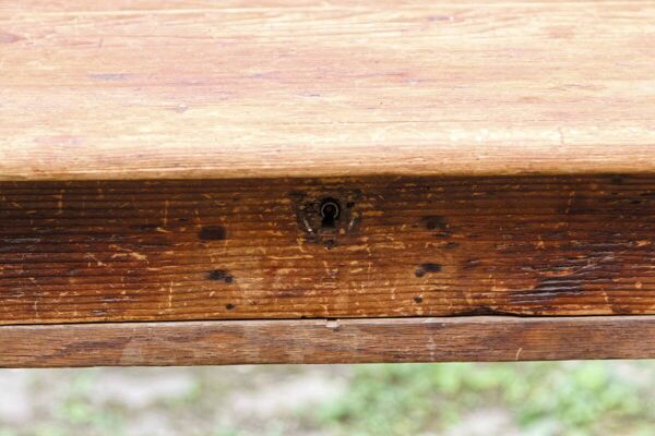 Table en bois massif, un tiroir, bois tourné