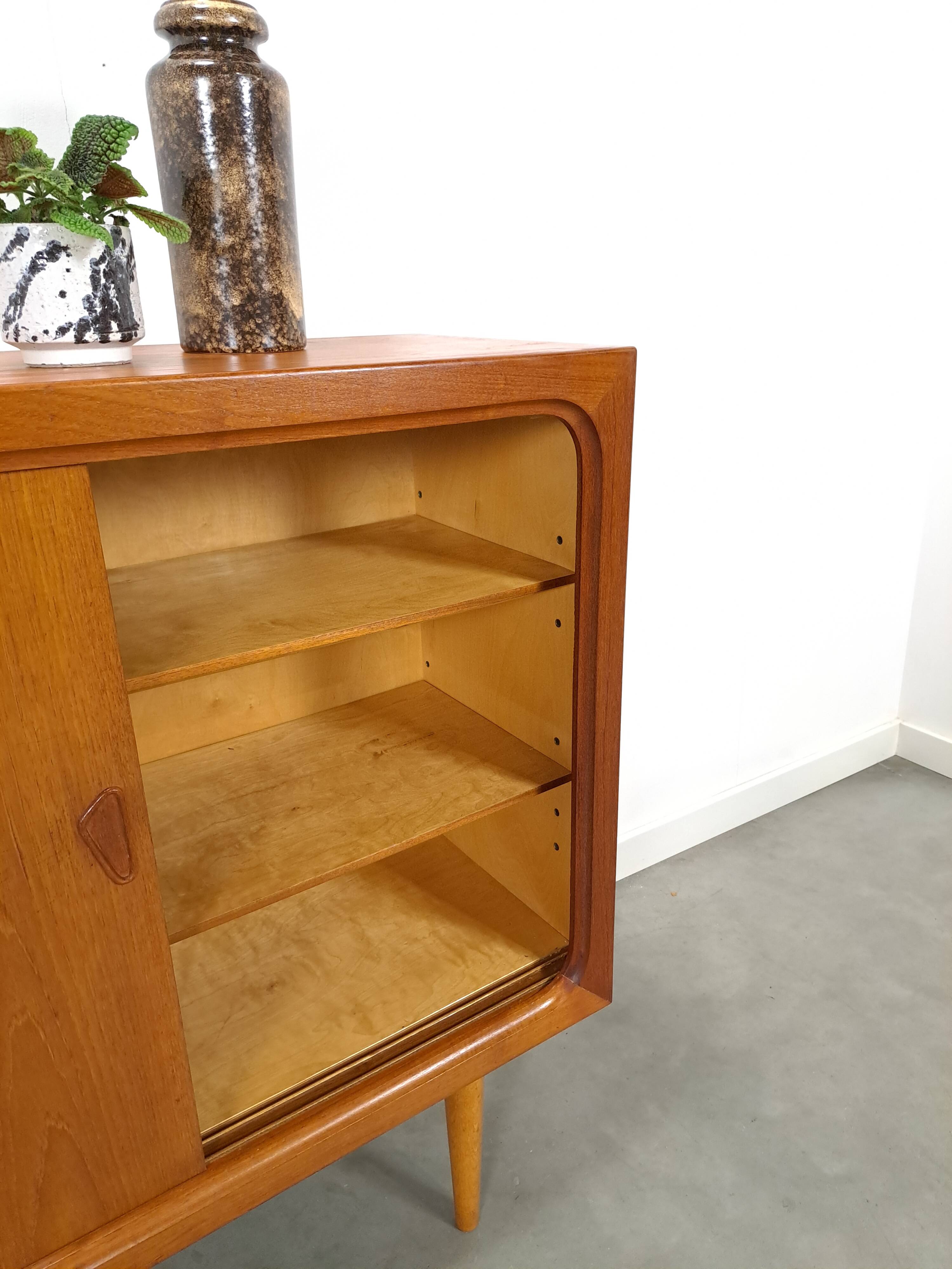 Mid Century Deens teak hoog dressoir