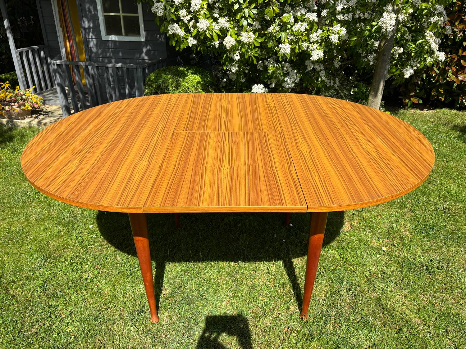 Vintage extendable round table
