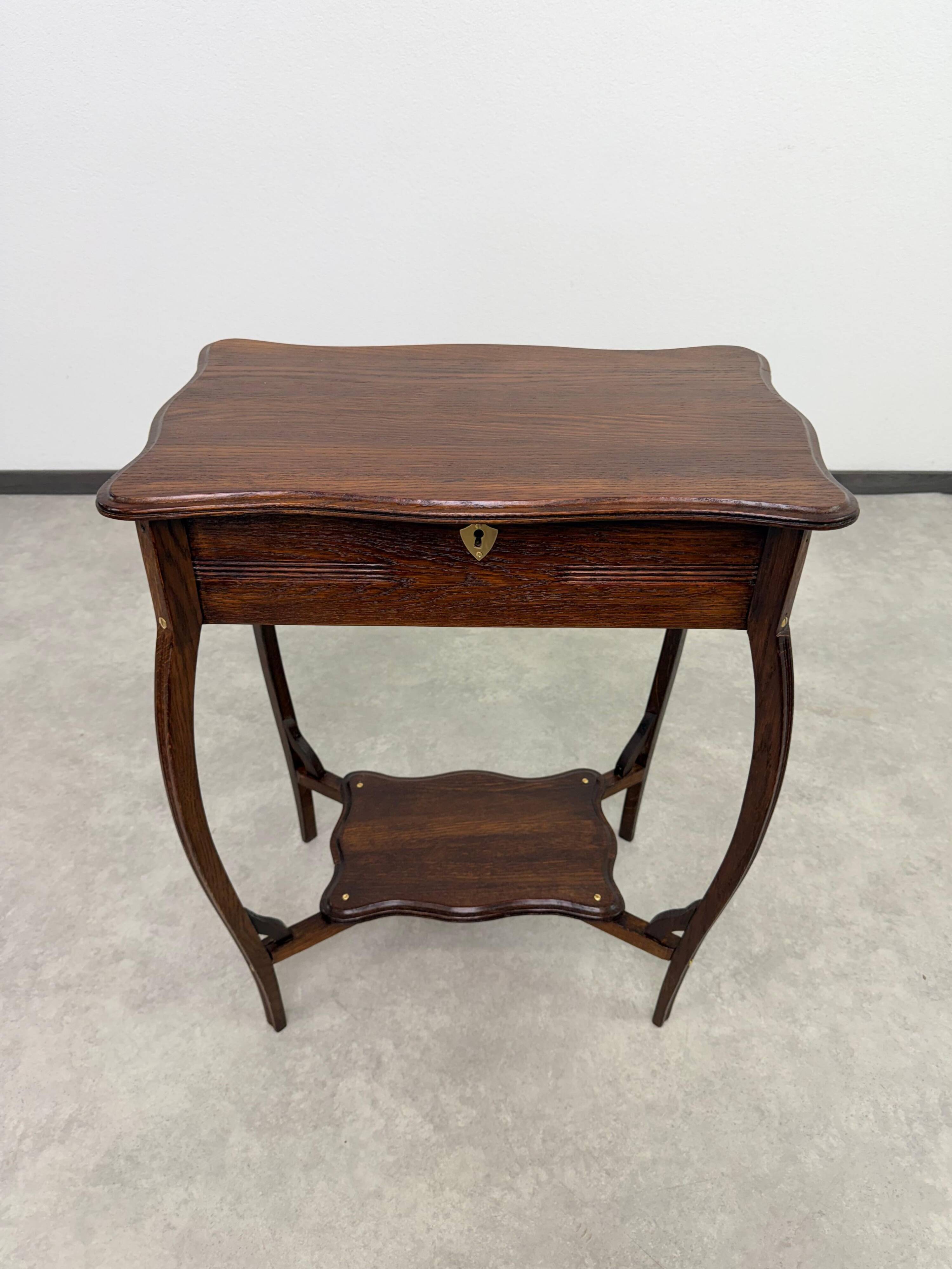 Table d'appoint de coiffeuse ancienne avec couvercle à charnières