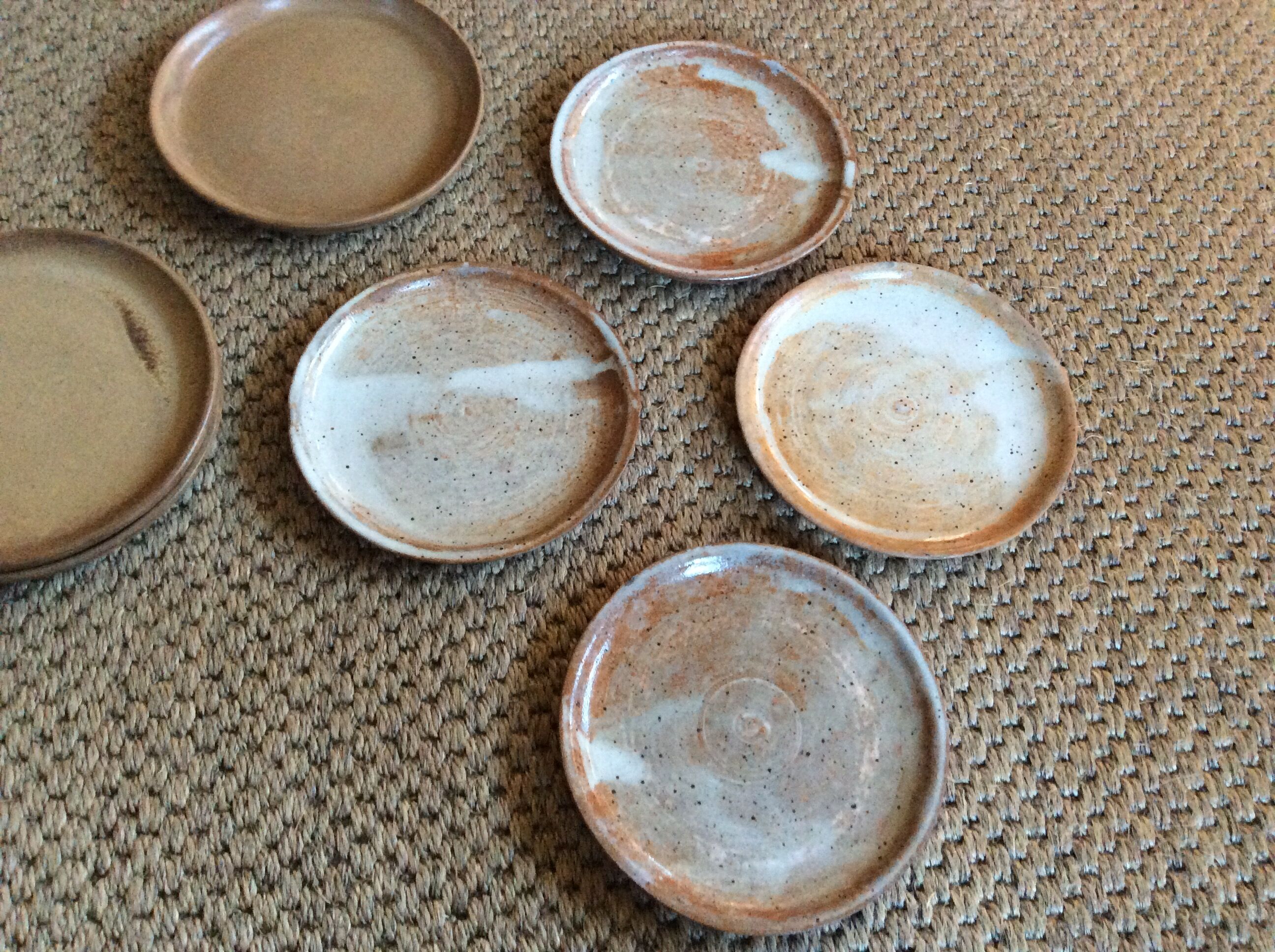 Set de 7 assiettes en grès