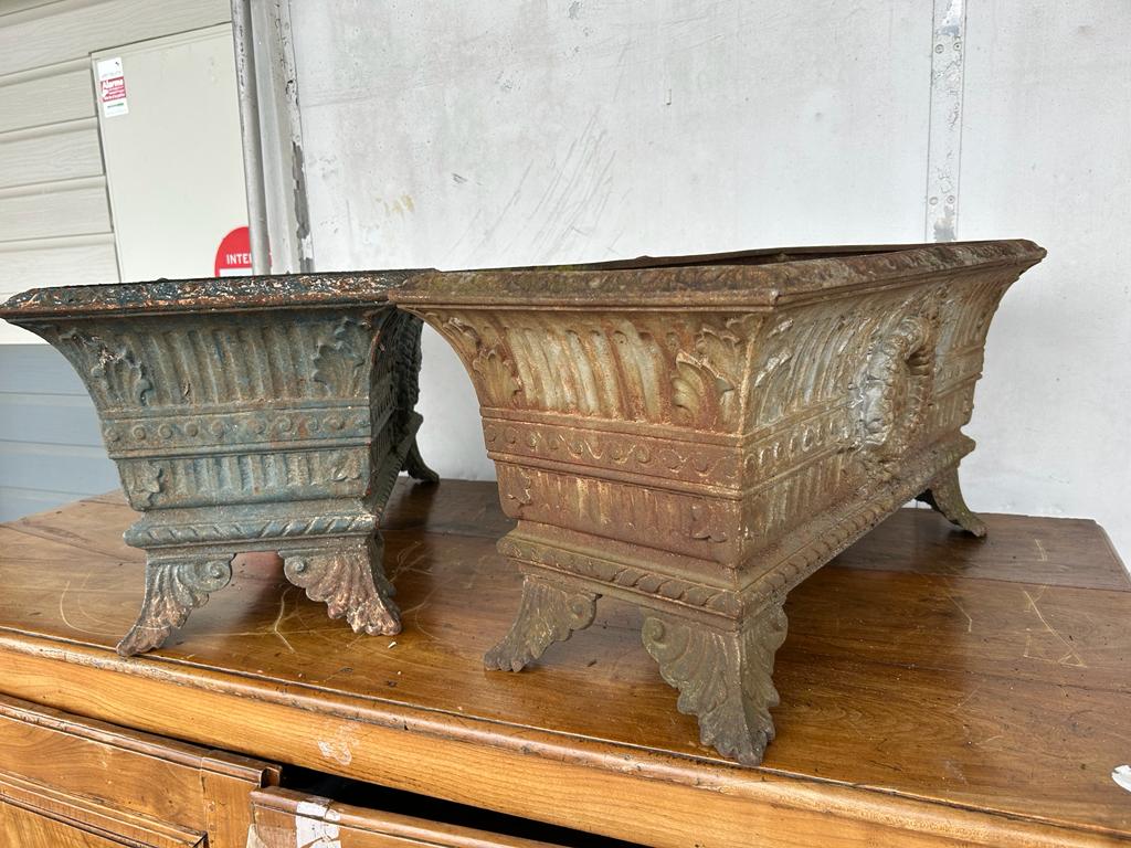 Pair of cast iron planters of the nineteenth century - planter