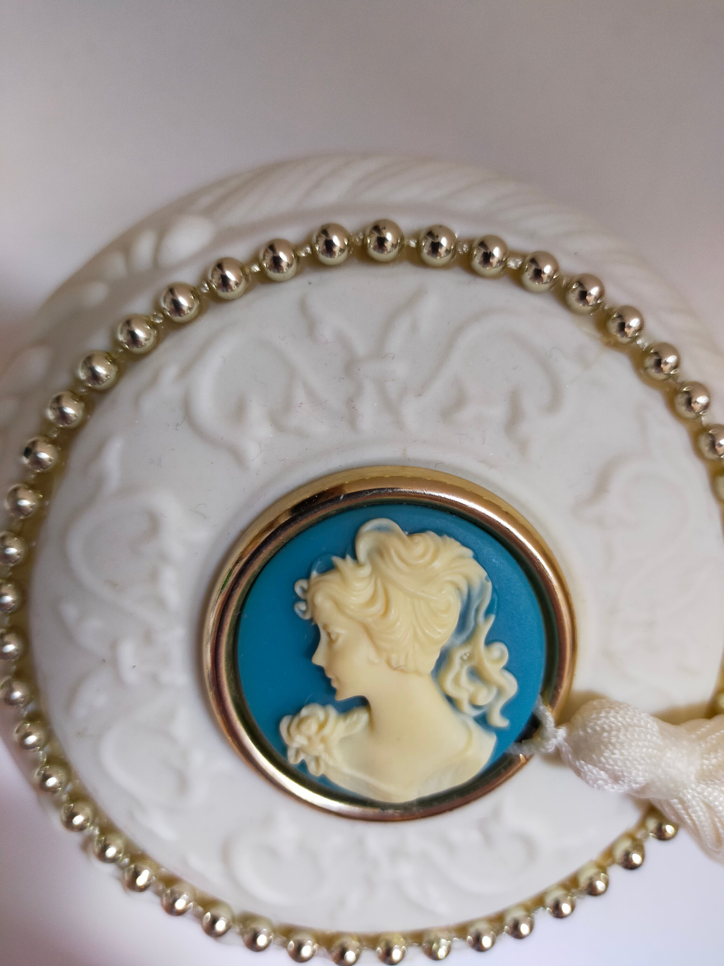 Boîte à bijoux en biscuit vintage
