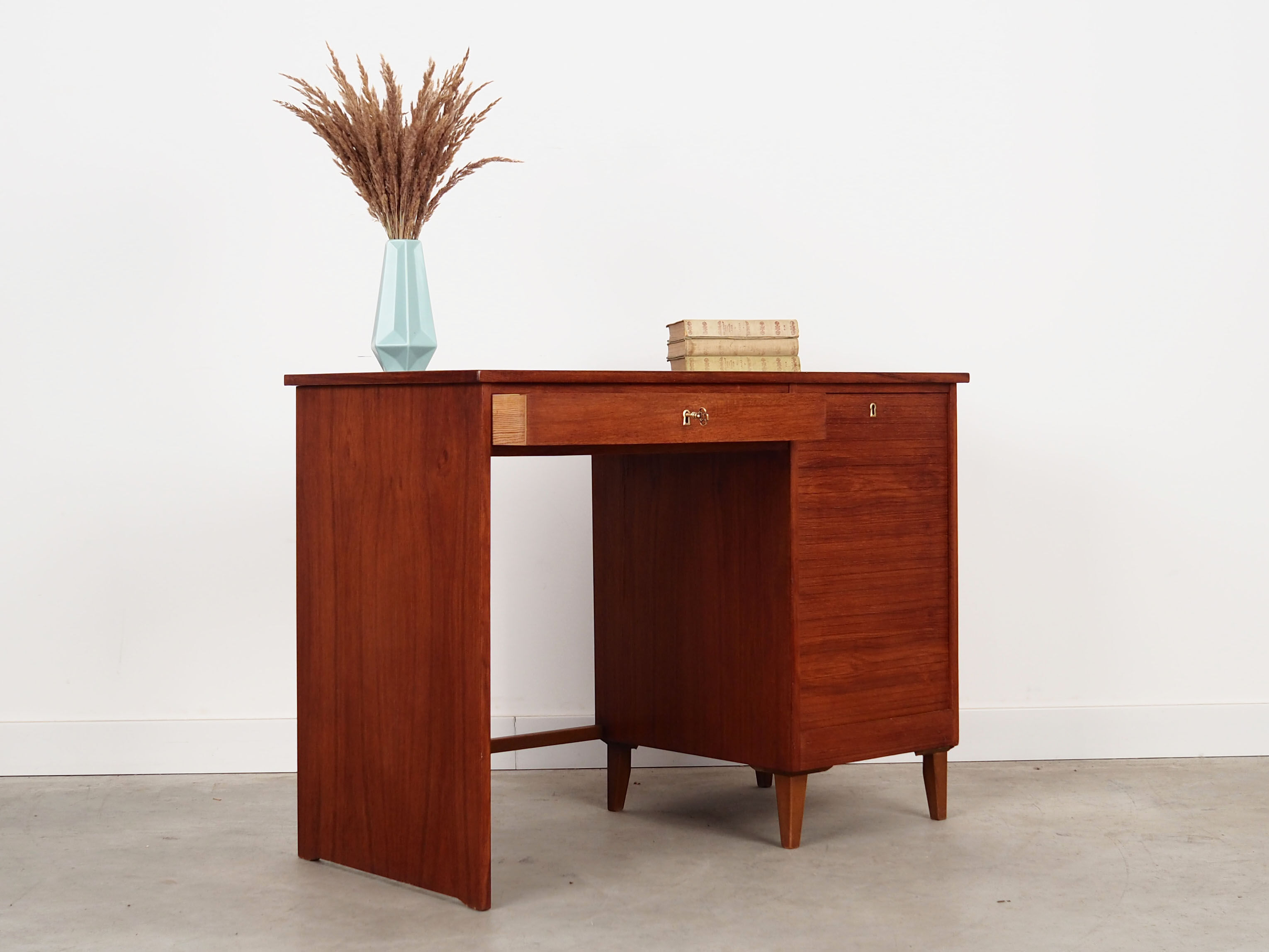 Bureau en teck, design danois, années 1960, production: Danemark