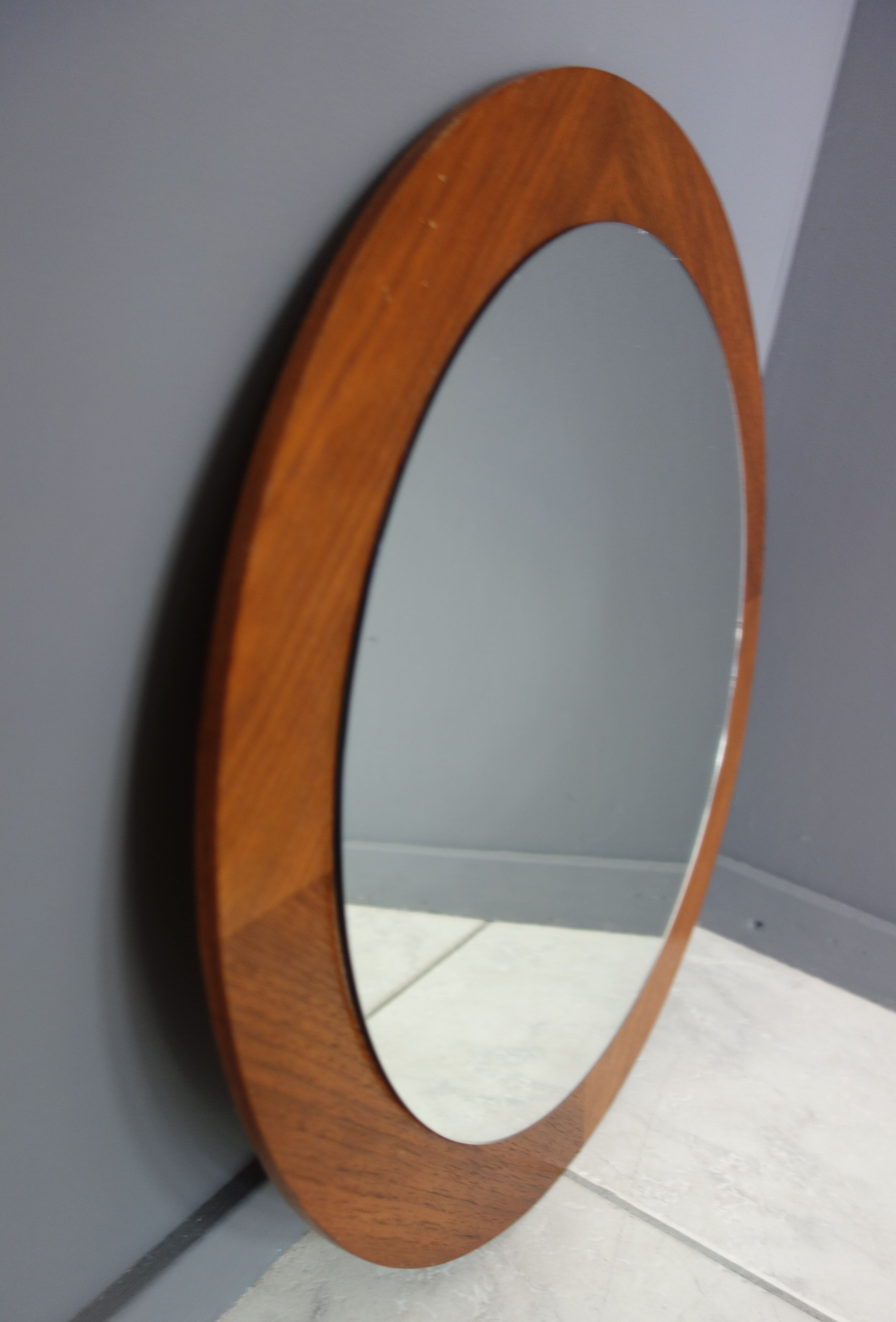 Miroir rond sur placage de teck des années 1960 - 49cm