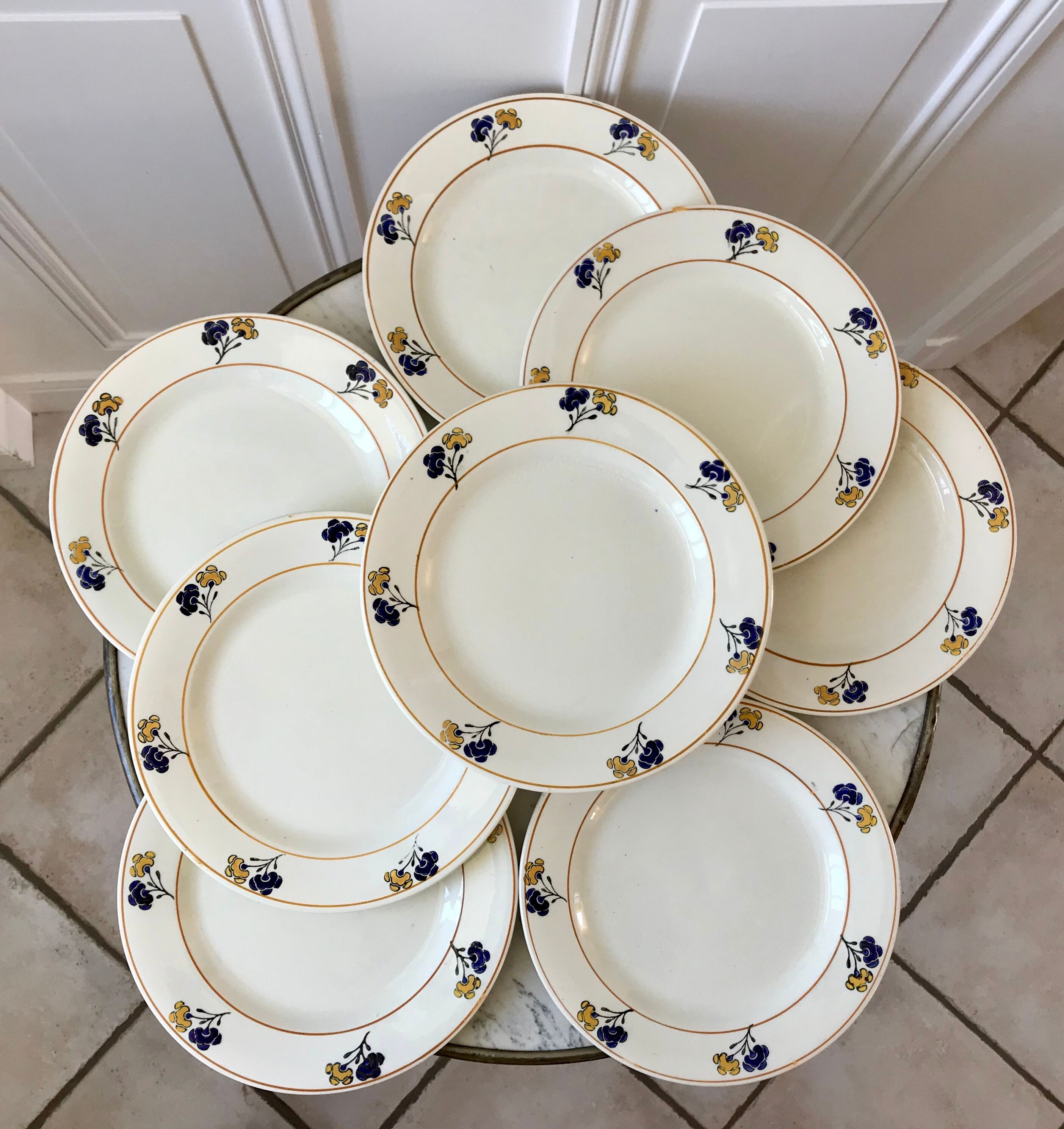 Lot de 7 assiettes plates Terre de Fer modèle "Romeo" début XXème