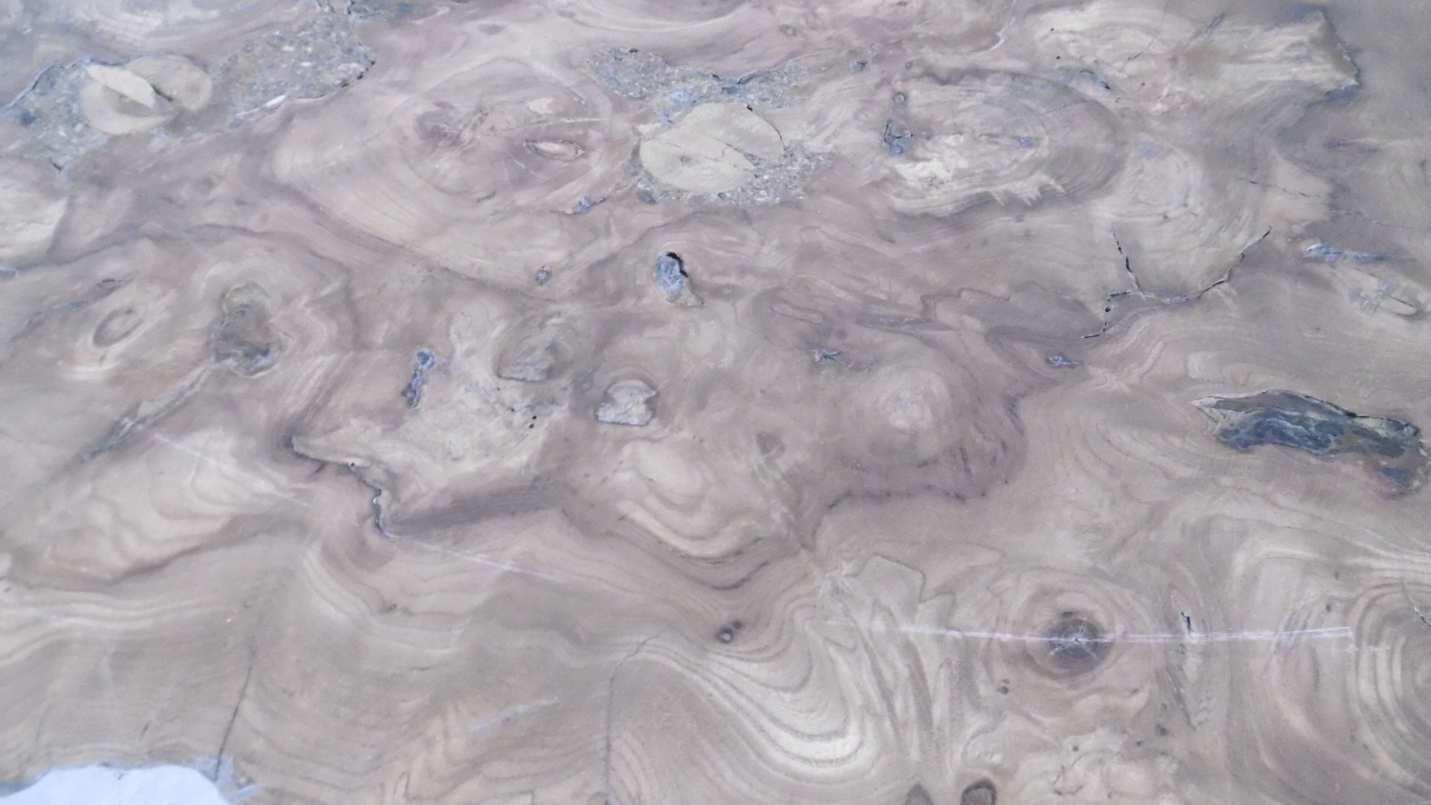 Coffee table in solid elm wood