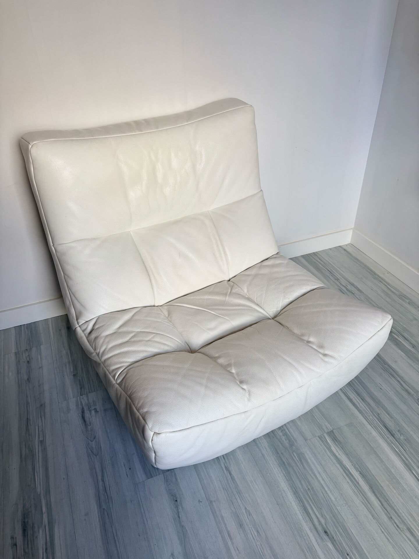 White leather armchair Château d’Ax – vintage design