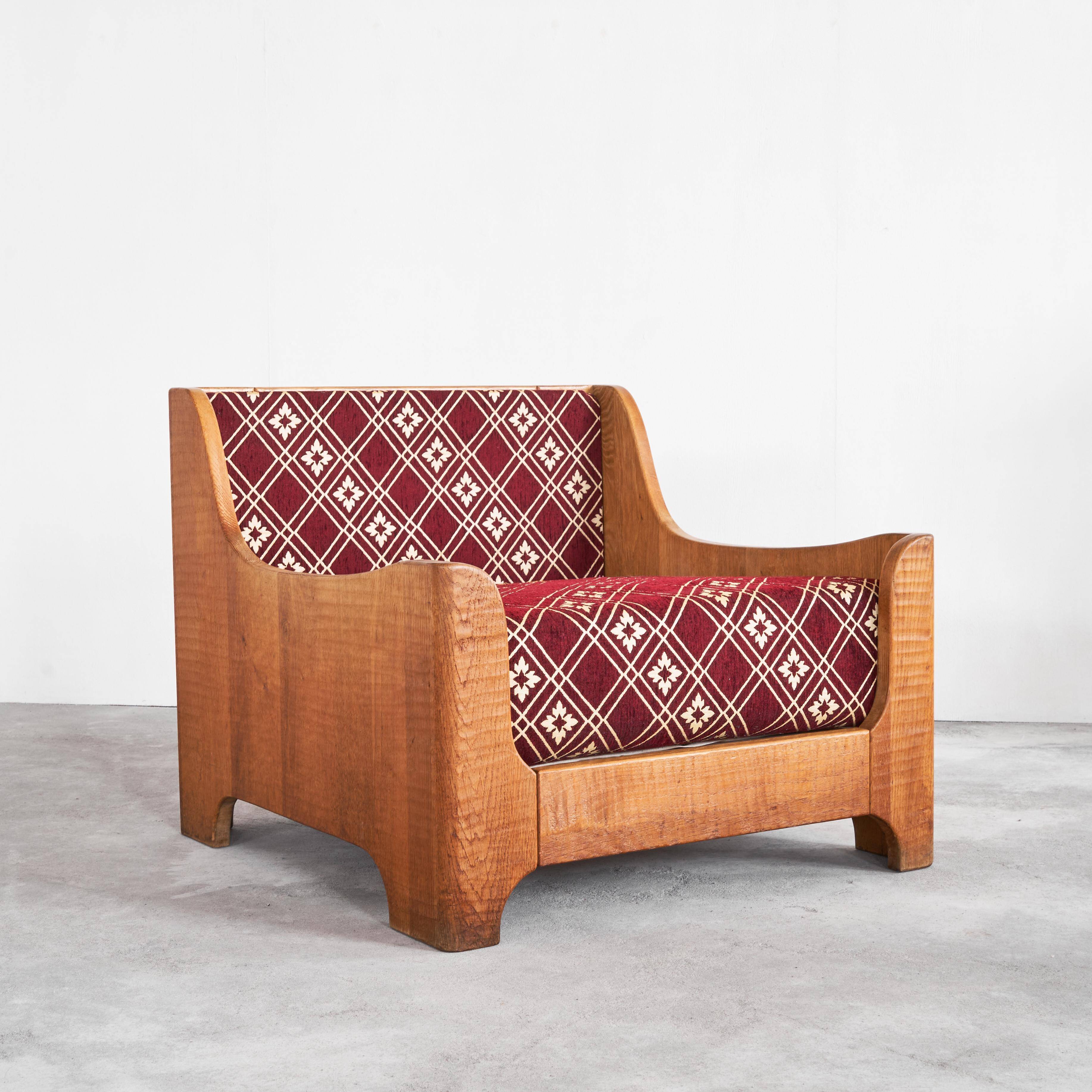 Sculptural lounge chair in solid oak from the 1940s.