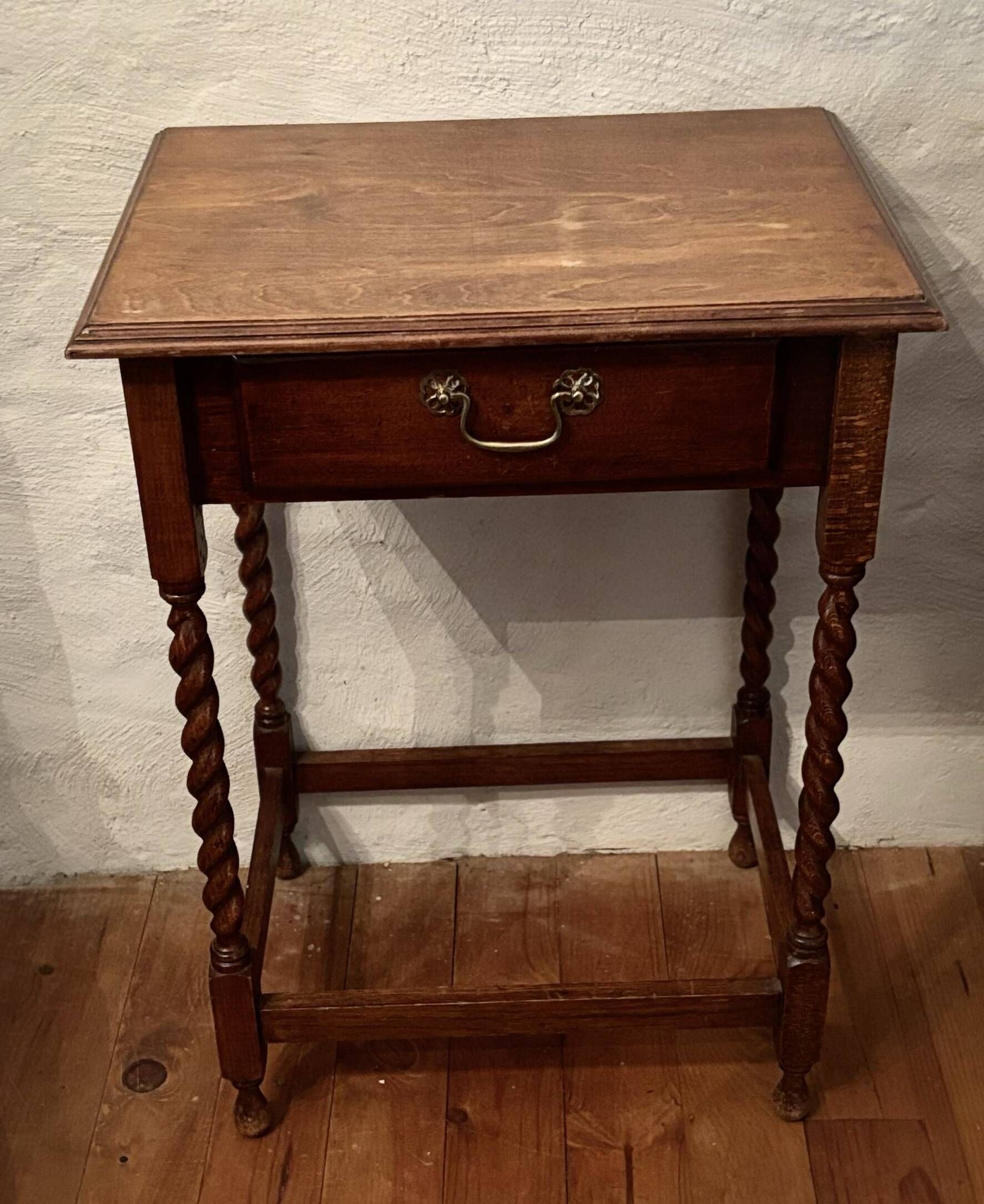 Small vintage side/bedside table from the 1940s – Wood with twisted legs