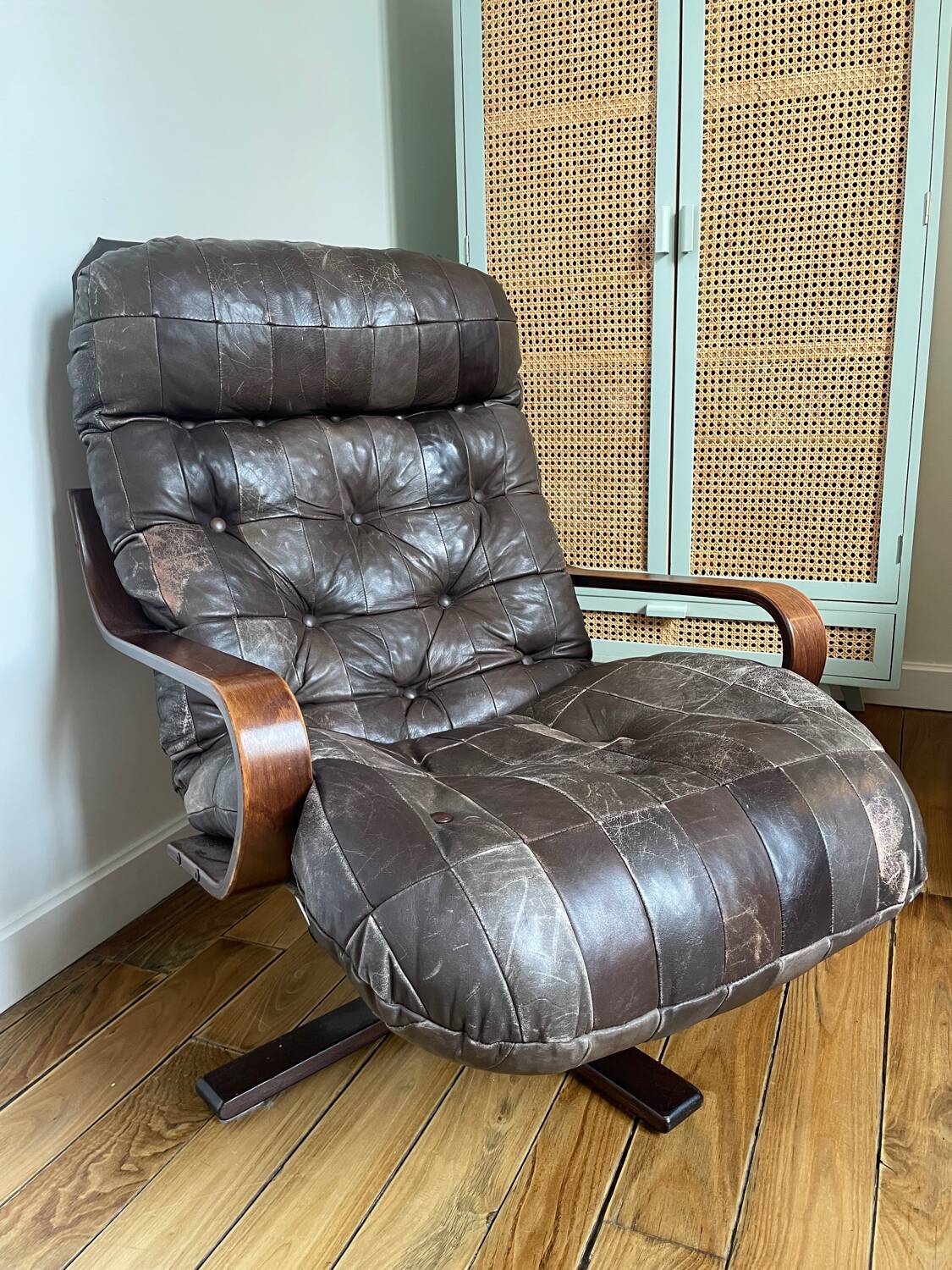 1970s Scandinavian armchair in curved laminated wood with a leather seat.