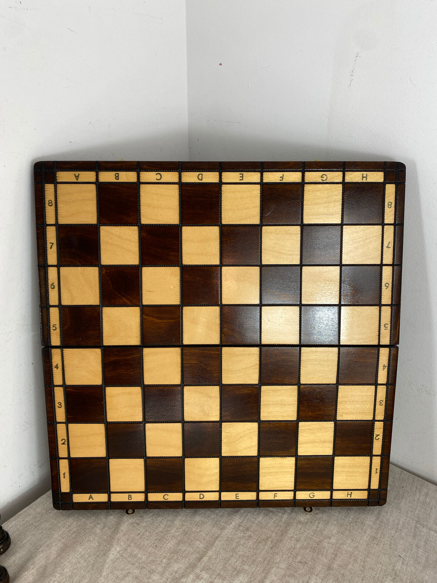 Jeu d’échec avec plateau et pièces en bois 