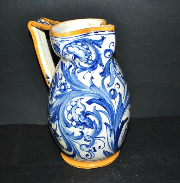 Grand pichet en céramique italienne barbotine majolique décor bleu et jaune