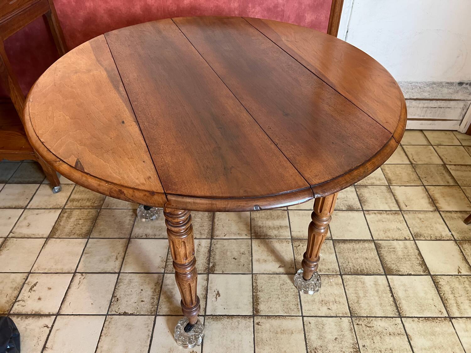 Folding round wooden table