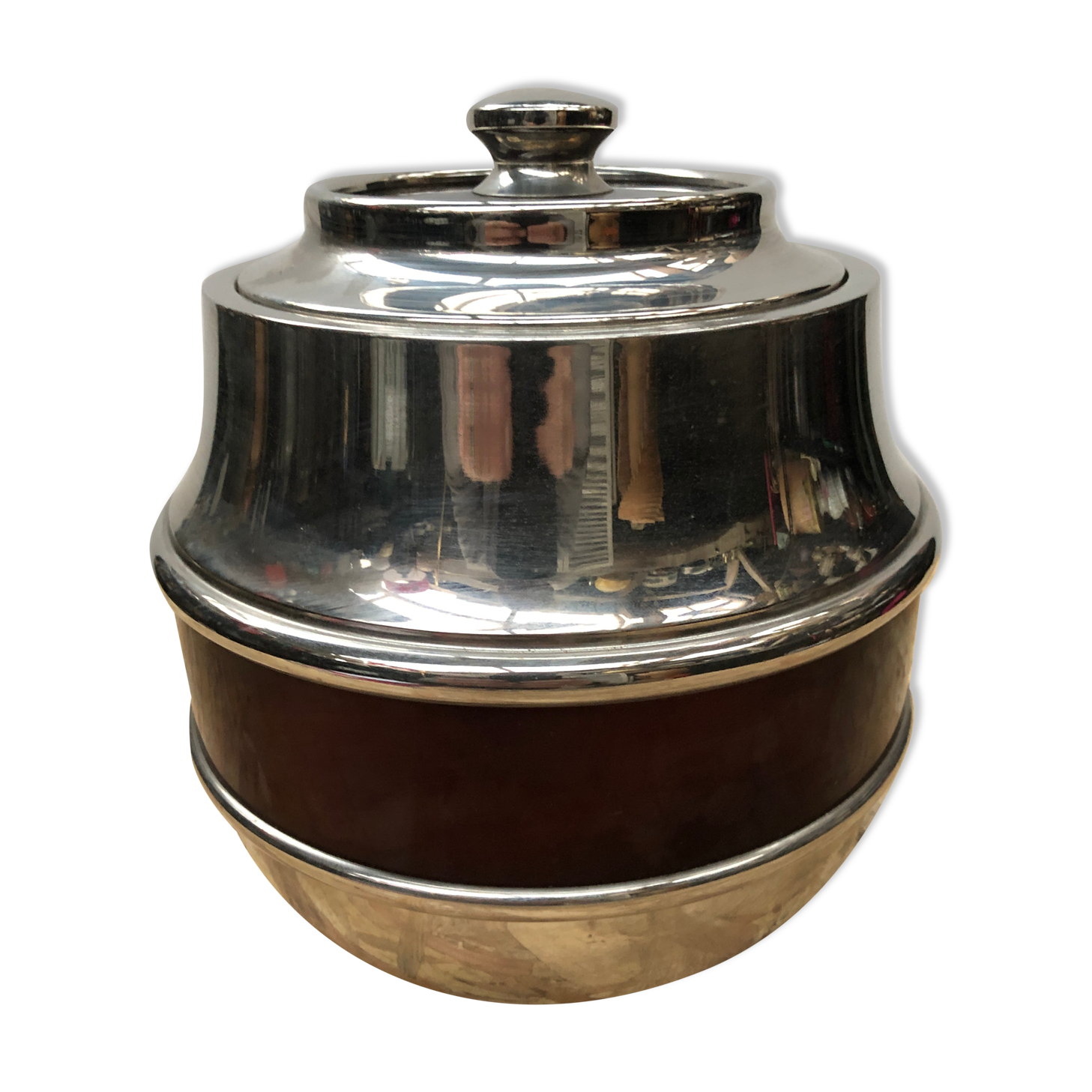 Old bucket with glacons deco maella plastic bordeaux
