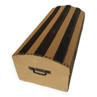 Belle malle , coffre bombée, ancienne , jute et bois