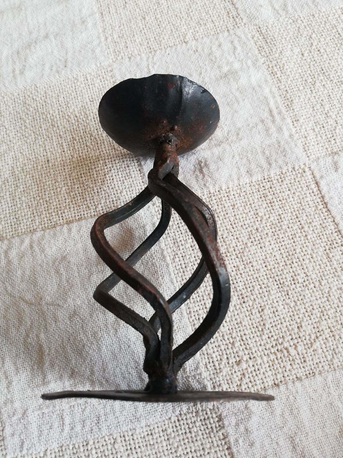 Rusty twisted candle holder for round candles