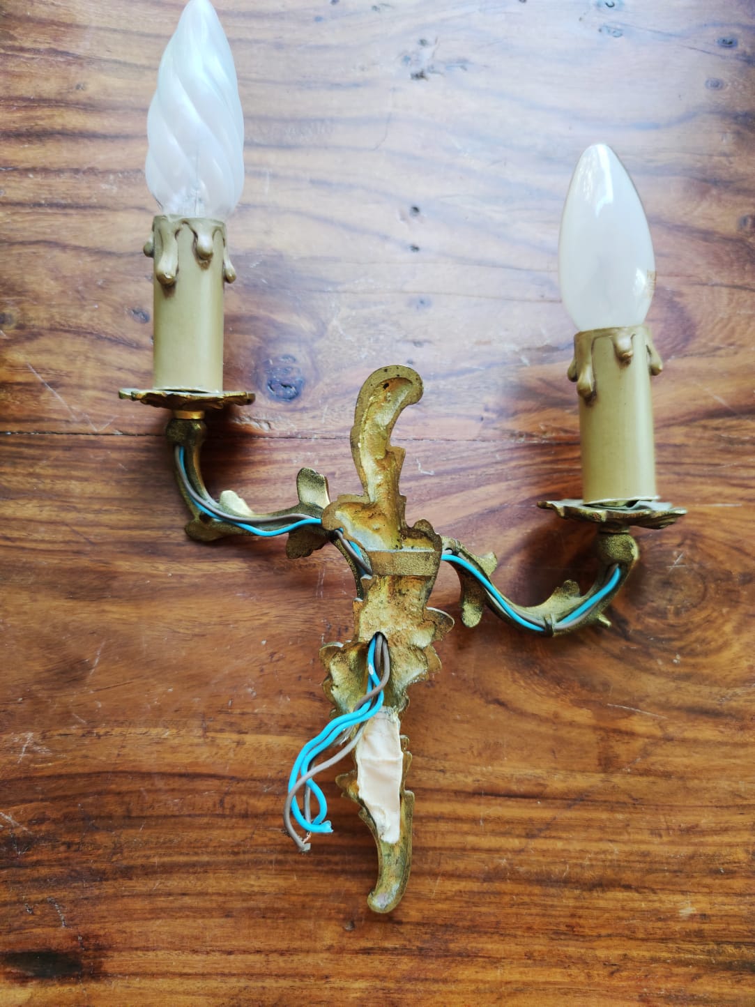 Pair of appliques with two arms of light with a leafy decoration