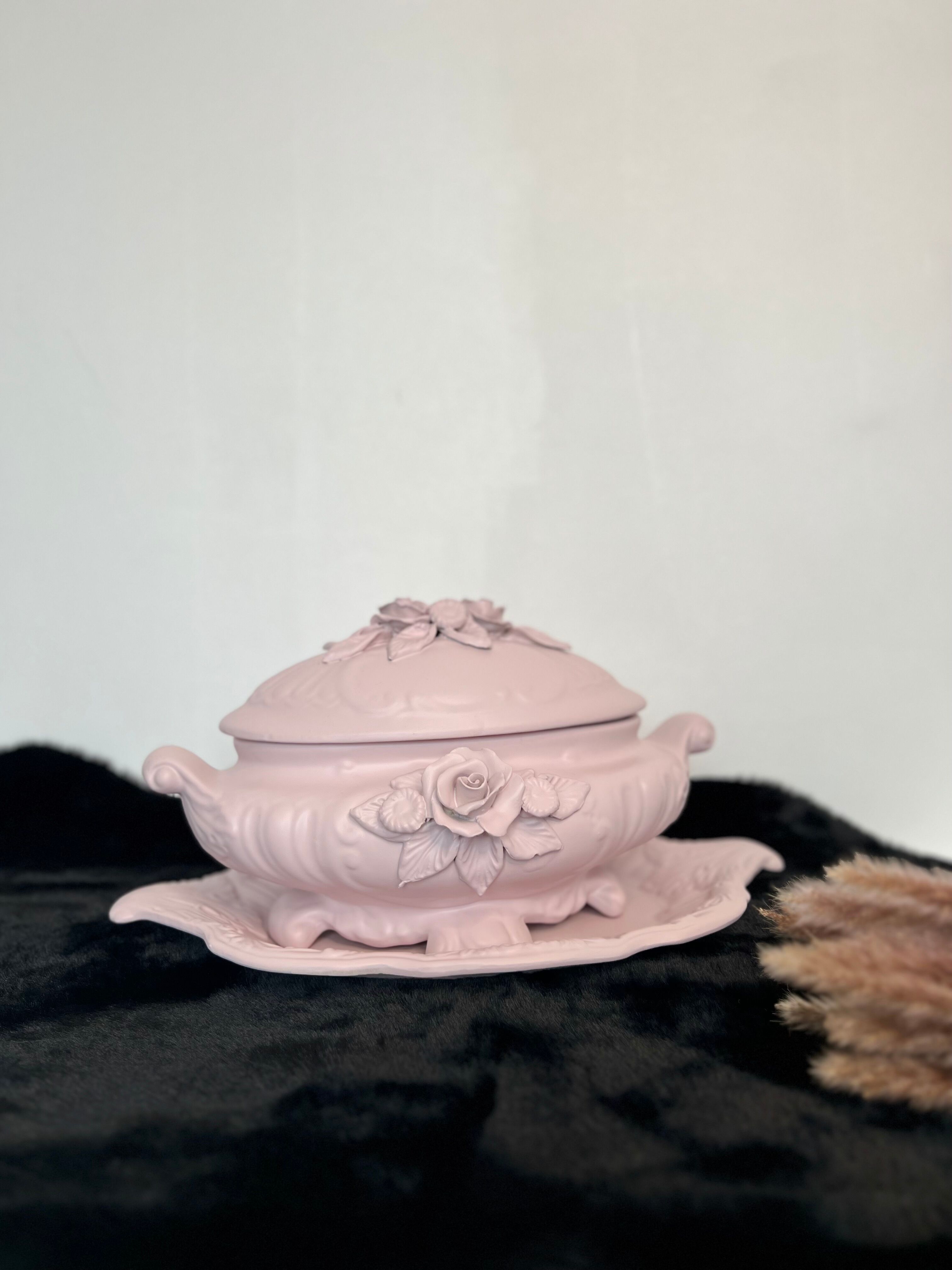 Soupière décorative en faïence relookée rose poudré