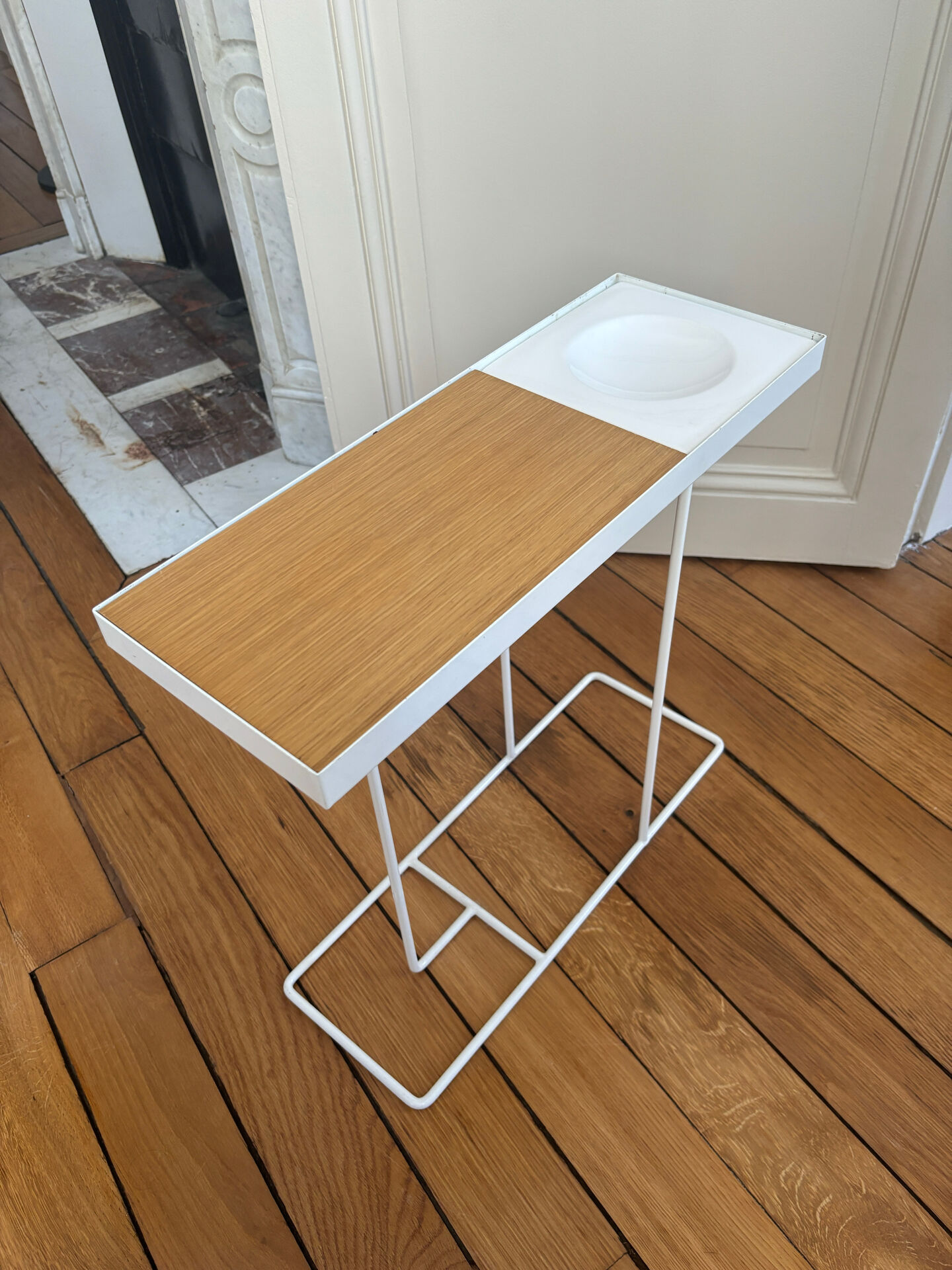 Robin Day side table / white lacquered metal + vintage wood