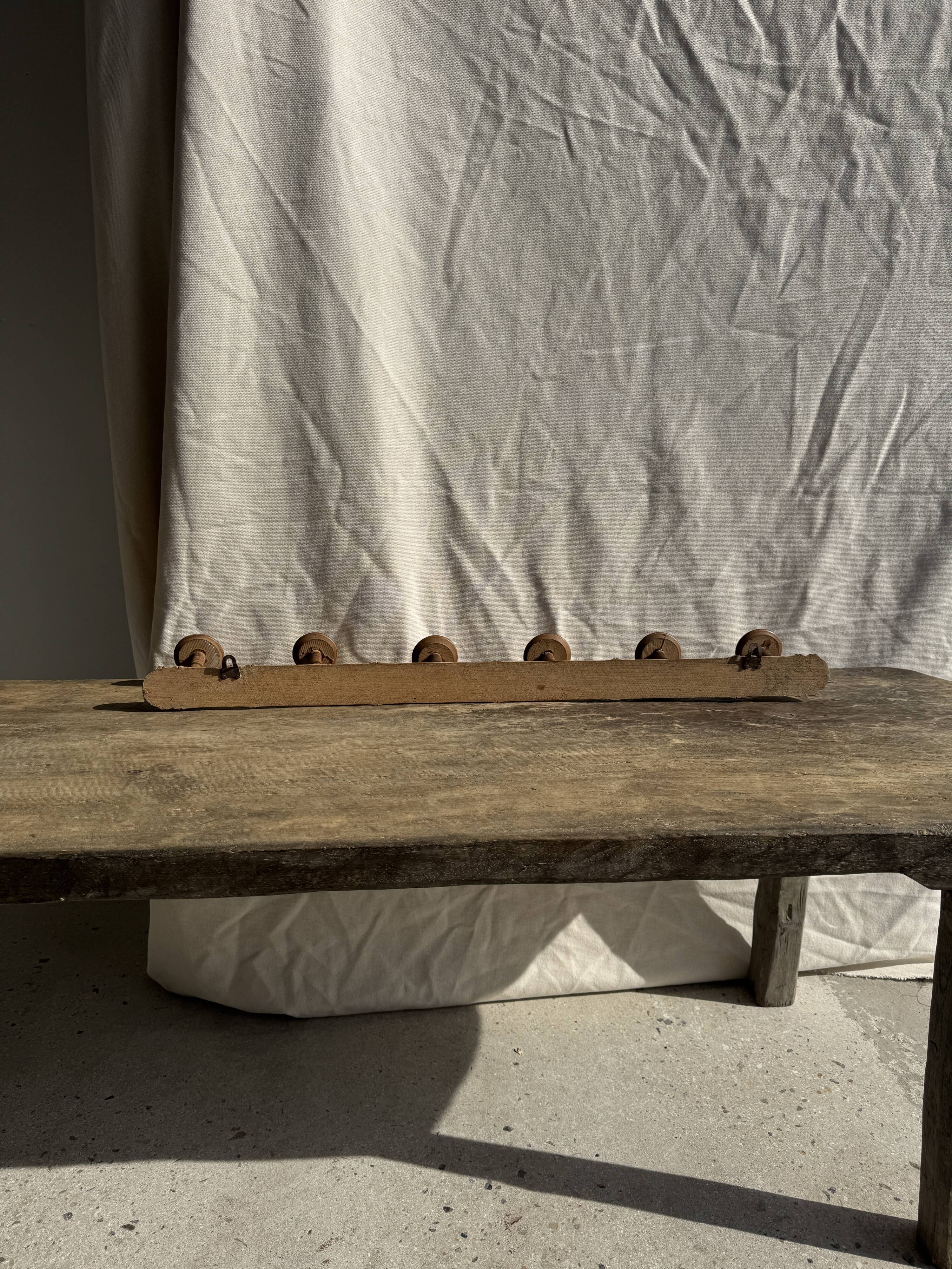 Large vintage wooden coat rack with 6 bamboo effect hooks L79