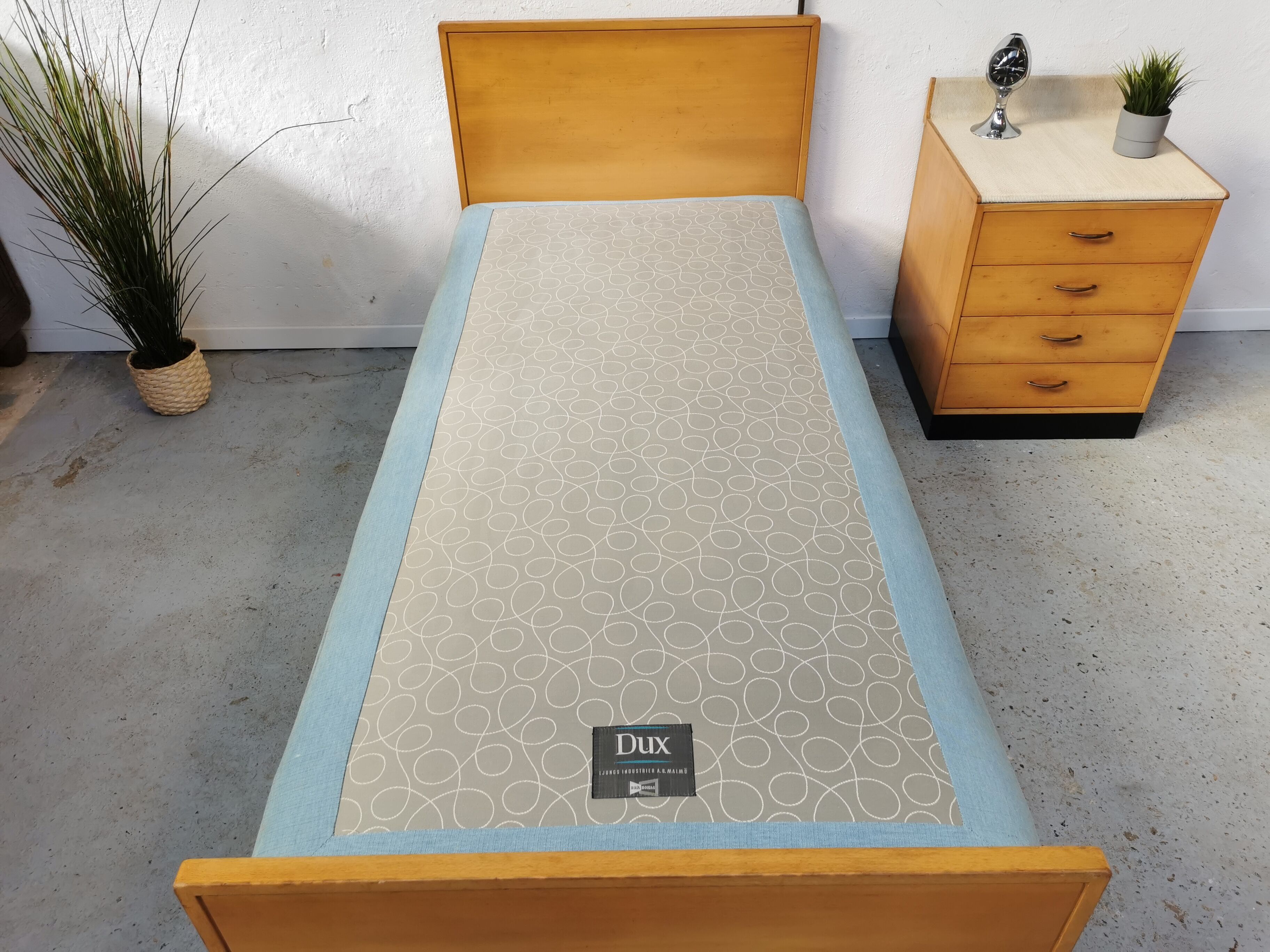 Vintage Scandinavian bed and lamp signed NK 1959