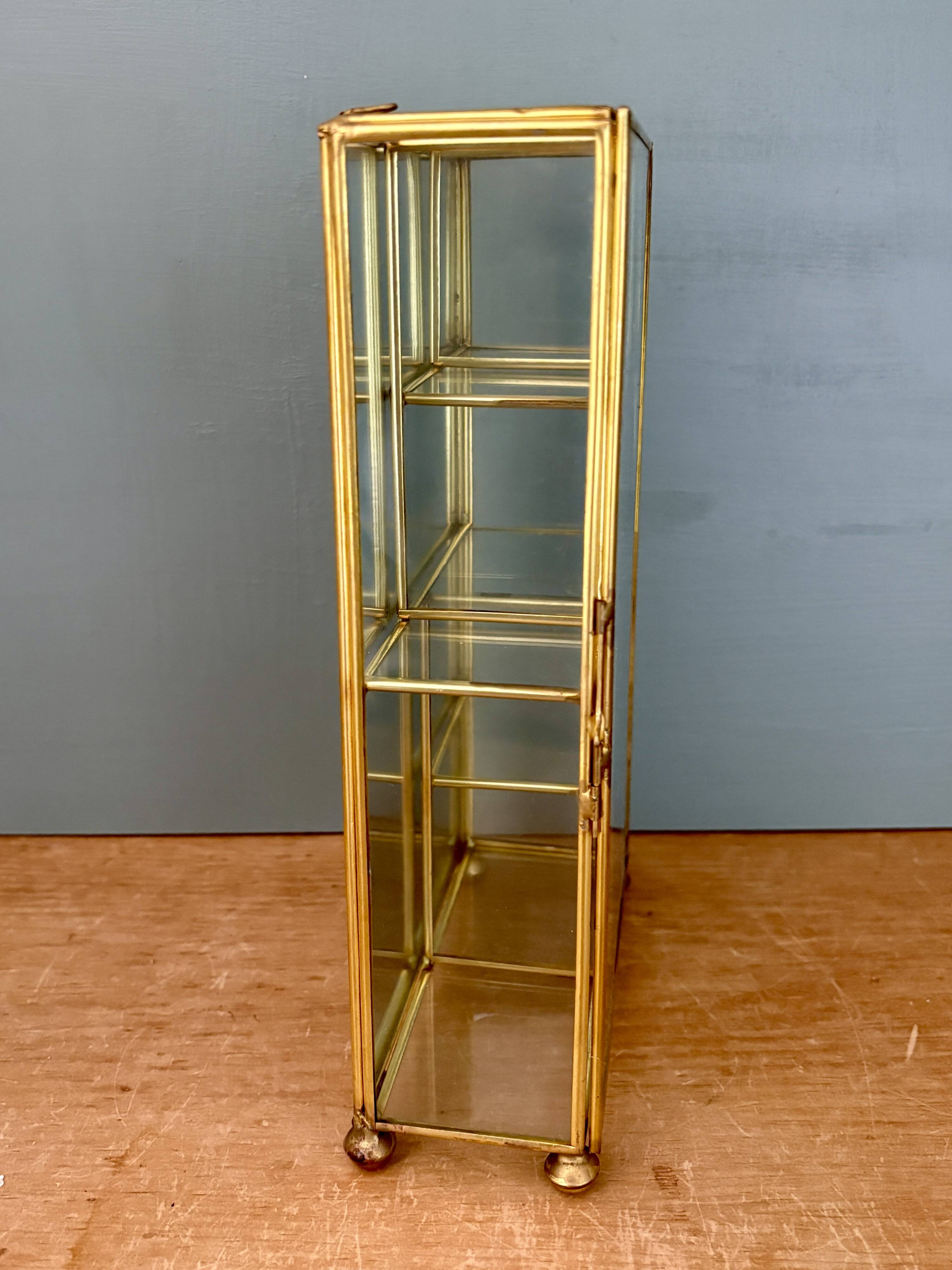 Vitrine vintage en verre et laiton