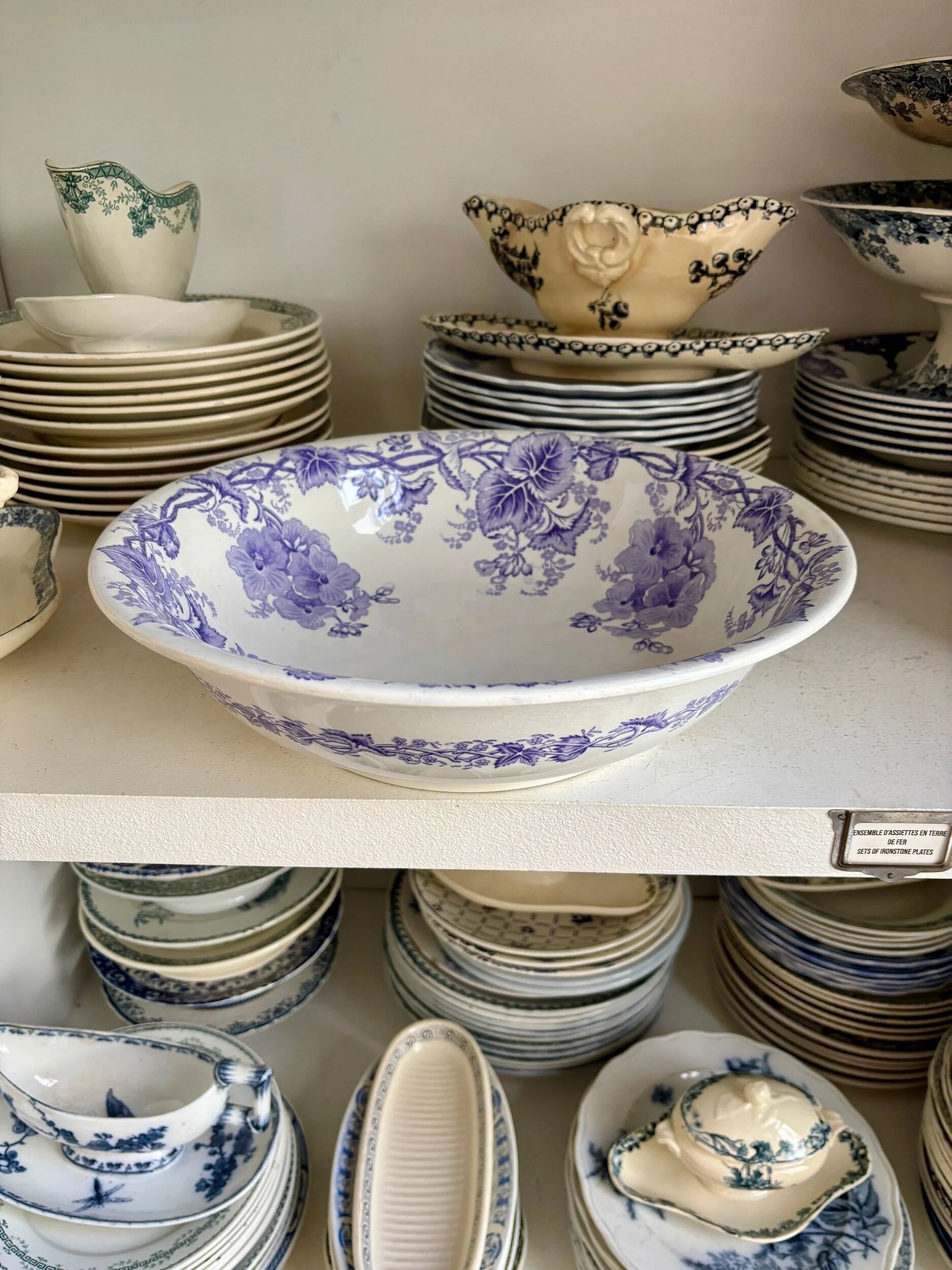 Salad bowl, Maestricht ceramic company, "geranium" service