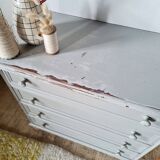 Antique chest of drawers with 4 drawers – Patinated pearl grey & ball feet