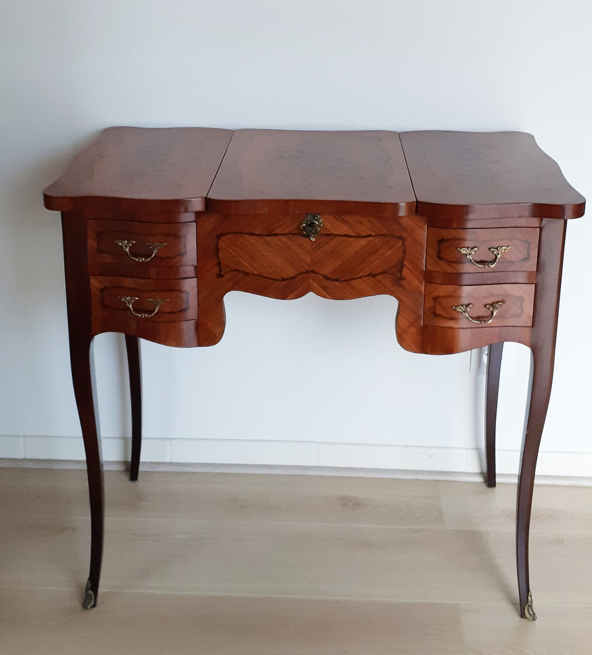 Dressing table in rosewood marquetry