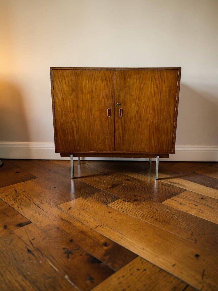 Commode vintage en bois sur pieds en acier