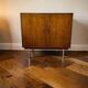 Commode vintage en bois sur pieds en acier