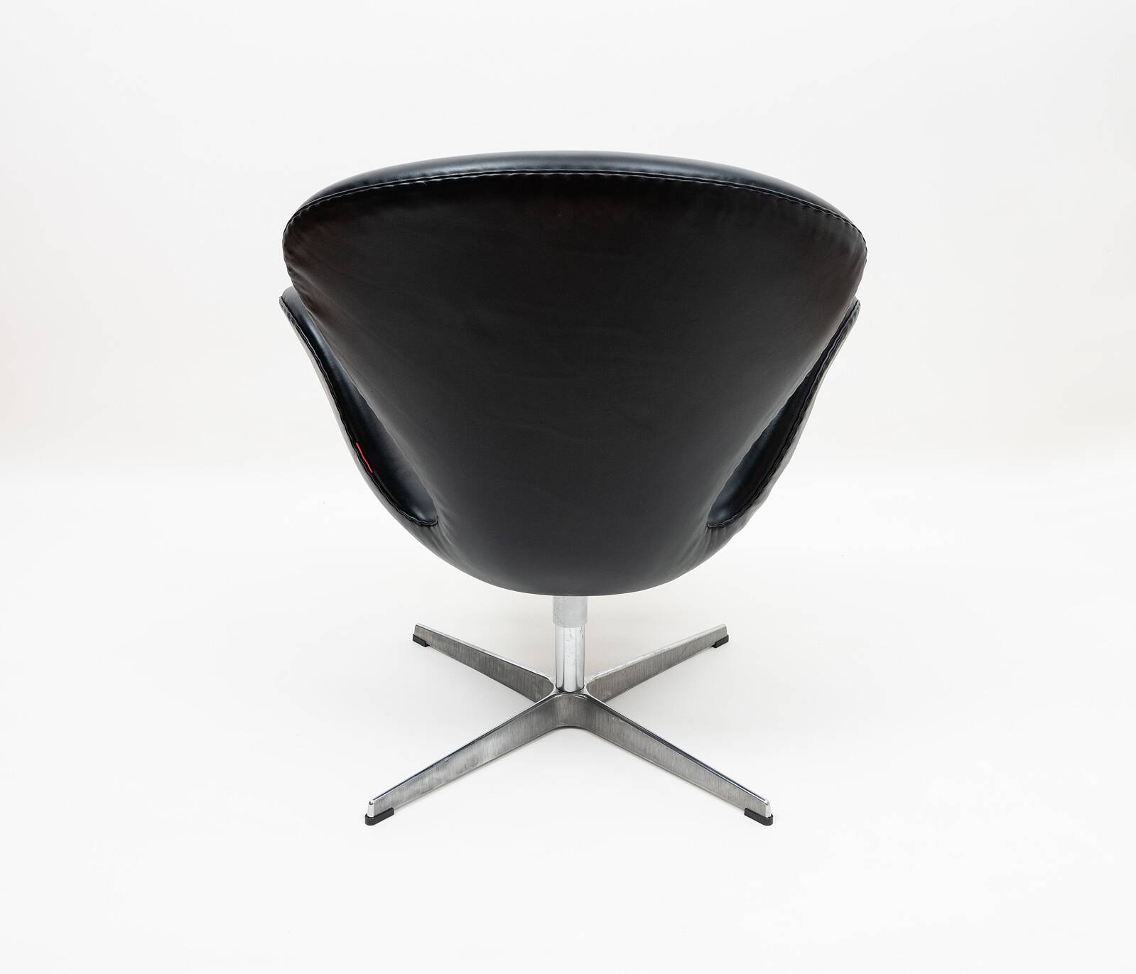 Danish Swan chair design Arne Jacobsen Fritz Hansen