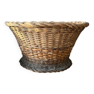 Round rattan basket