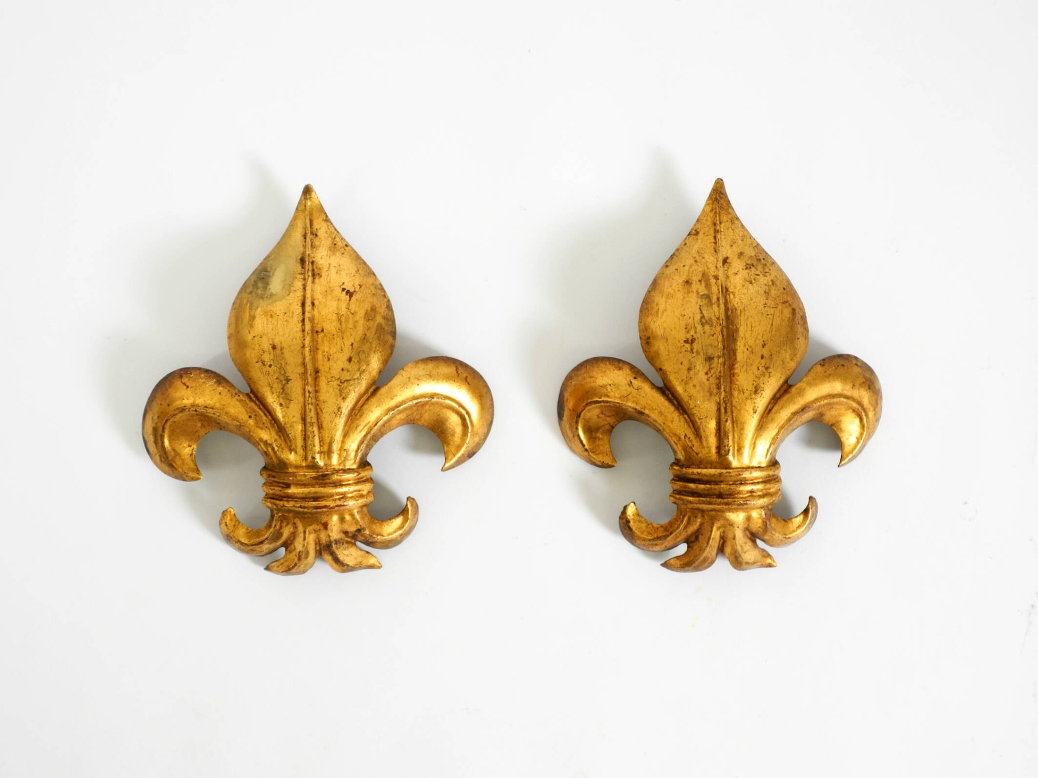 Une paire de grandes appliques murales en métal doré Fleur-de-Lis des années 1970 par Hans Kögl.