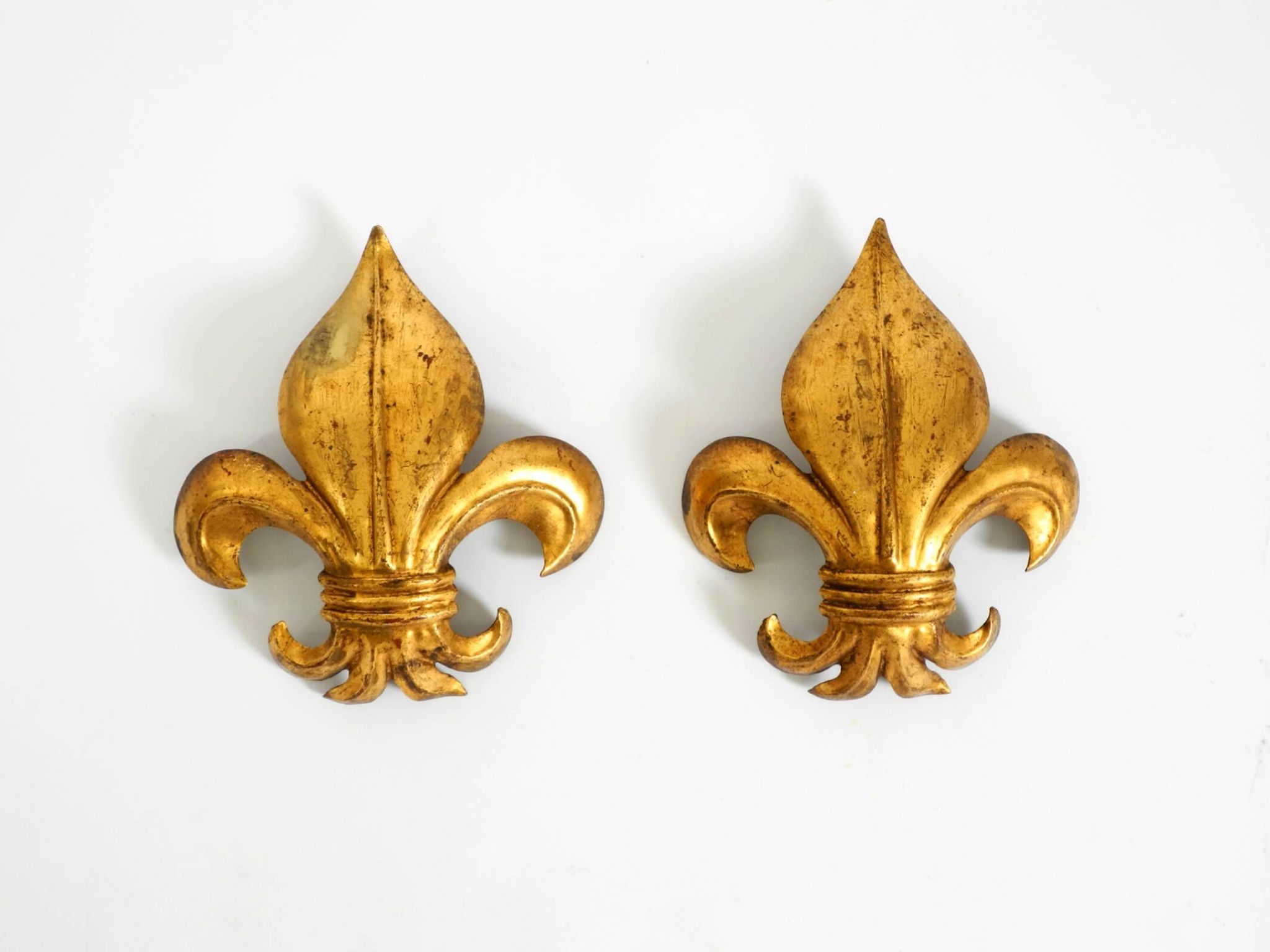 A pair of large 1970s gilt metal Fleur-de-Lis wall lamps by Hans Kögl