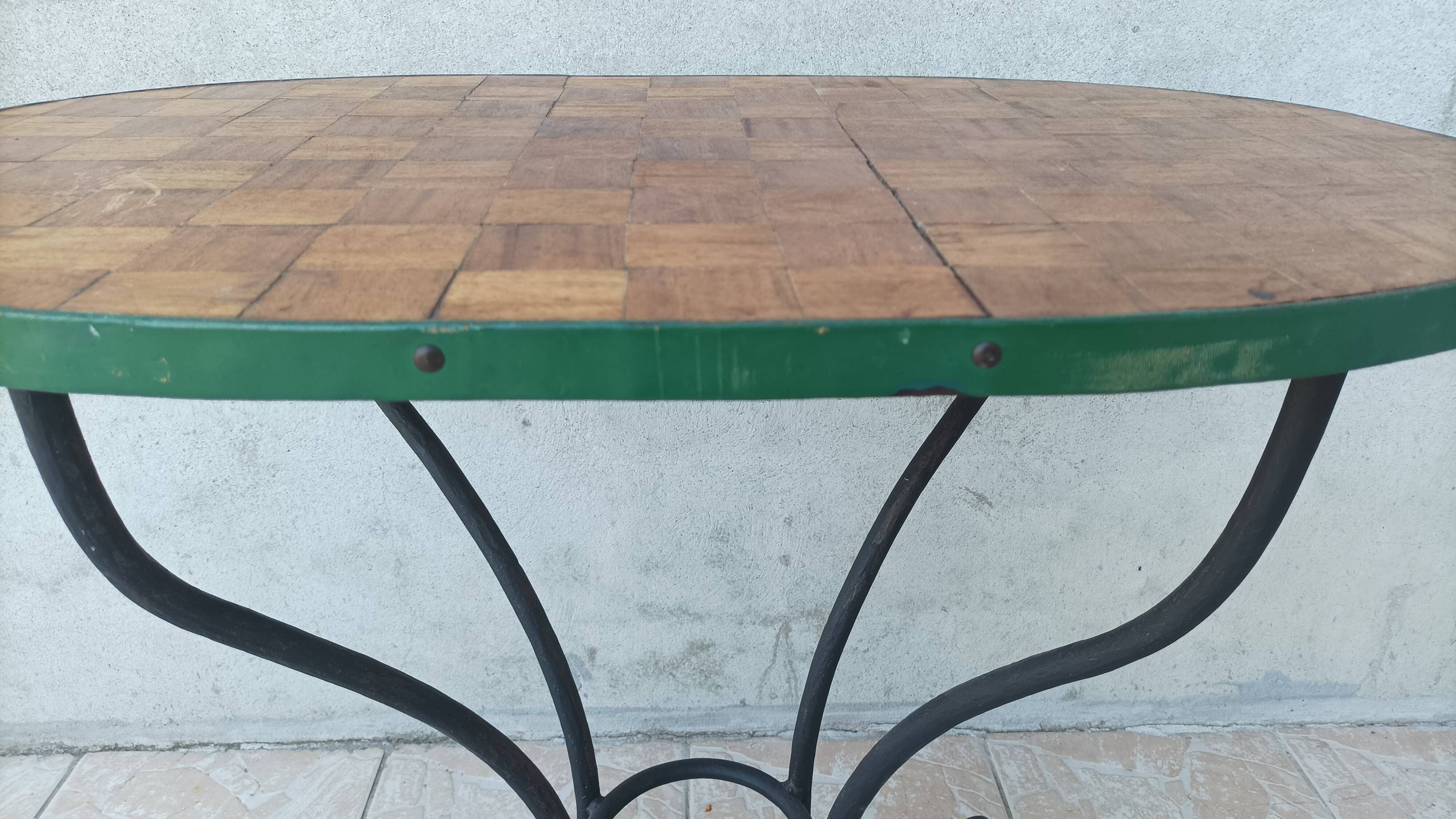 Bistro table in wrought iron and walnut