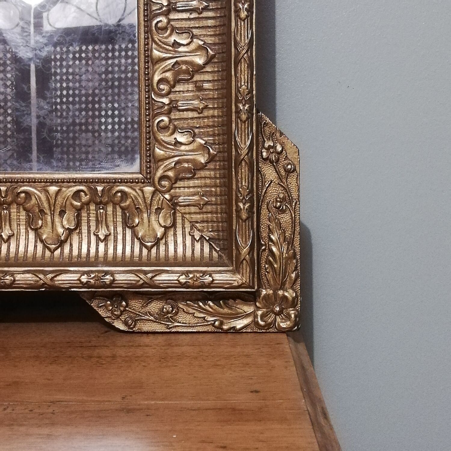 Mirror with pediment rocaille in gilded wood and stucco Louis XV style